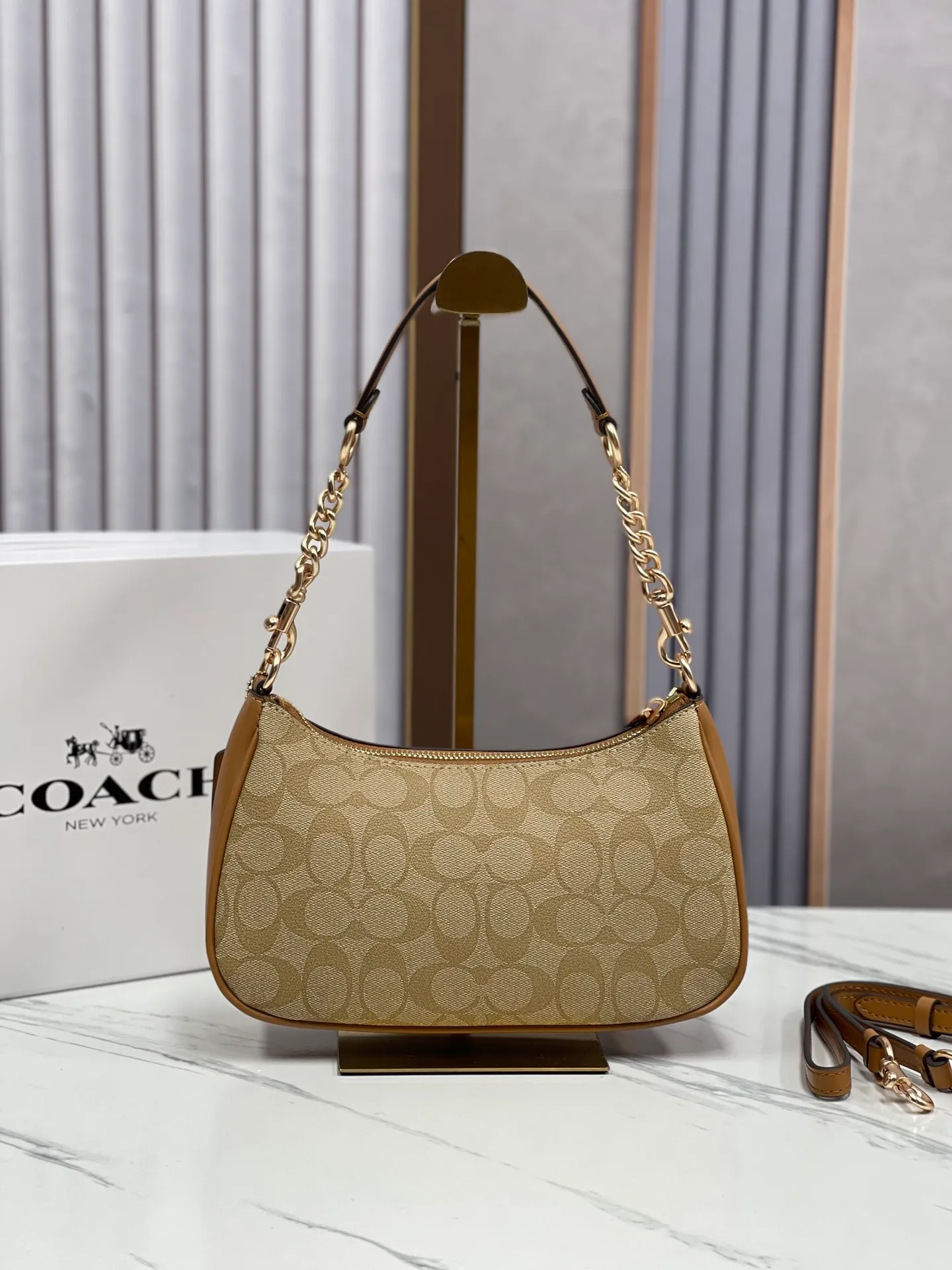 Top original order batch 380💰coach/Coach new color armpit bag new model in stock. Model CA548, 209, 173. C's Outlet women's bag color-blocked TERI shoulder bag. . DETAILS details Material: cow leather 2 credit card slots Built-in multi-function pocket Top zipper closure, fabric lining Detachable handle with vertical length of 21cm Detachable shoulder strap with vertical length of 58cm, can be used for shoulder or crossbody Dimensions: 24.5cm (length) × 15.5cm (height) 7.5cm (width),
