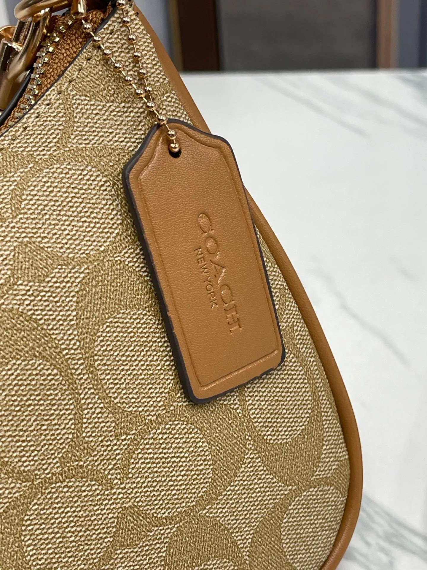 Top original order batch 380💰coach/Coach new color armpit bag new model in stock. Model CA548, 209, 173. C's Outlet women's bag color-blocked TERI shoulder bag. . DETAILS details Material: cow leather 2 credit card slots Built-in multi-function pocket Top zipper closure, fabric lining Detachable handle with vertical length of 21cm Detachable shoulder strap with vertical length of 58cm, can be used for shoulder or crossbody Dimensions: 24.5cm (length) × 15.5cm (height) 7.5cm (width),