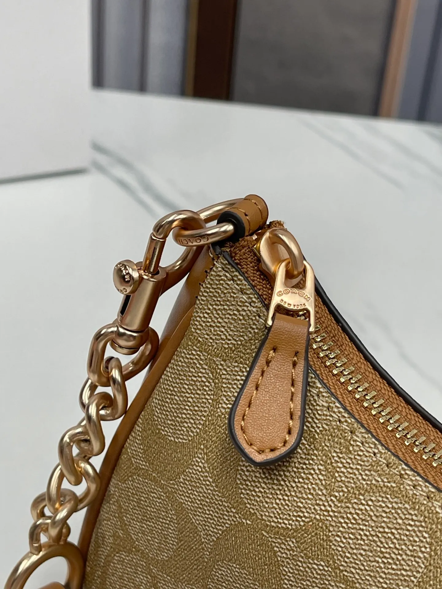 Top original order batch 380💰coach/Coach new color armpit bag new model in stock. Model CA548, 209, 173. C's Outlet women's bag color-blocked TERI shoulder bag. . DETAILS details Material: cow leather 2 credit card slots Built-in multi-function pocket Top zipper closure, fabric lining Detachable handle with vertical length of 21cm Detachable shoulder strap with vertical length of 58cm, can be used for shoulder or crossbody Dimensions: 24.5cm (length) × 15.5cm (height) 7.5cm (width),