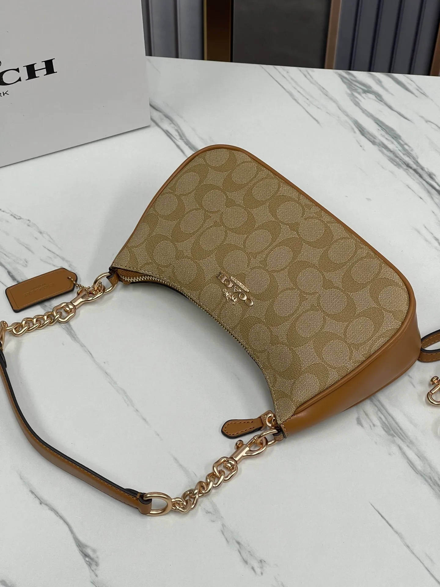 Top original order batch 380💰coach/Coach new color armpit bag new model in stock. Model CA548, 209, 173. C's Outlet women's bag color-blocked TERI shoulder bag. . DETAILS details Material: cow leather 2 credit card slots Built-in multi-function pocket Top zipper closure, fabric lining Detachable handle with vertical length of 21cm Detachable shoulder strap with vertical length of 58cm, can be used for shoulder or crossbody Dimensions: 24.5cm (length) × 15.5cm (height) 7.5cm (width),