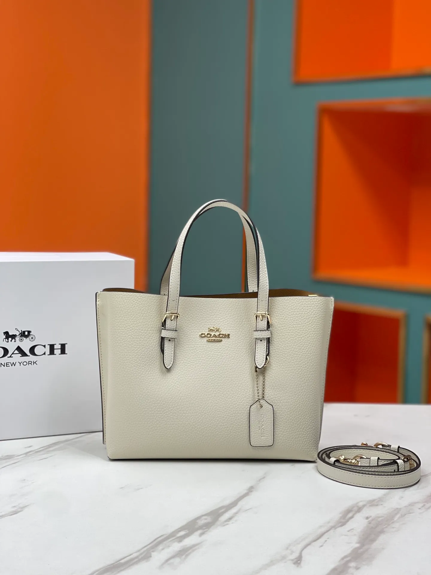 Top original order batch 400💰coach/Coach new model number: C4084 new [Mollie Tote 25] small size tote. But there is no shortage of compartments. The material is classic and durable. There are many ways to match it. It can be carried by hand, on the shoulder, or cross-body. Another popular style. Little sisters, get it now! New colors are being unlocked ~ Size: 25*19*11,