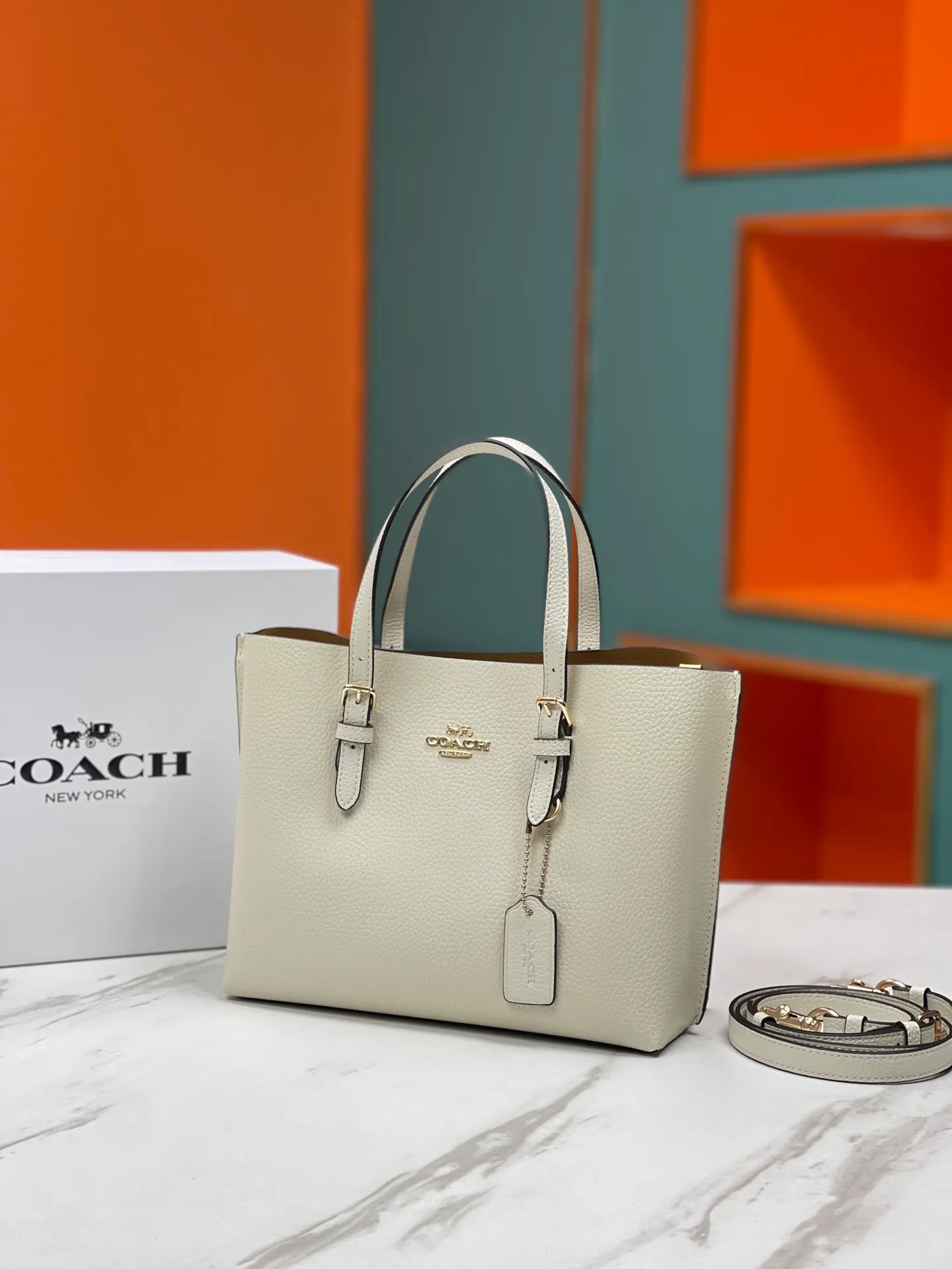 Top original order batch 400💰coach/Coach new model number: C4084 new [Mollie Tote 25] small size tote. But there is no shortage of compartments. The material is classic and durable. There are many ways to match it. It can be carried by hand, on the shoulder, or cross-body. Another popular style. Little sisters, get it now! New colors are being unlocked ~ Size: 25*19*11,