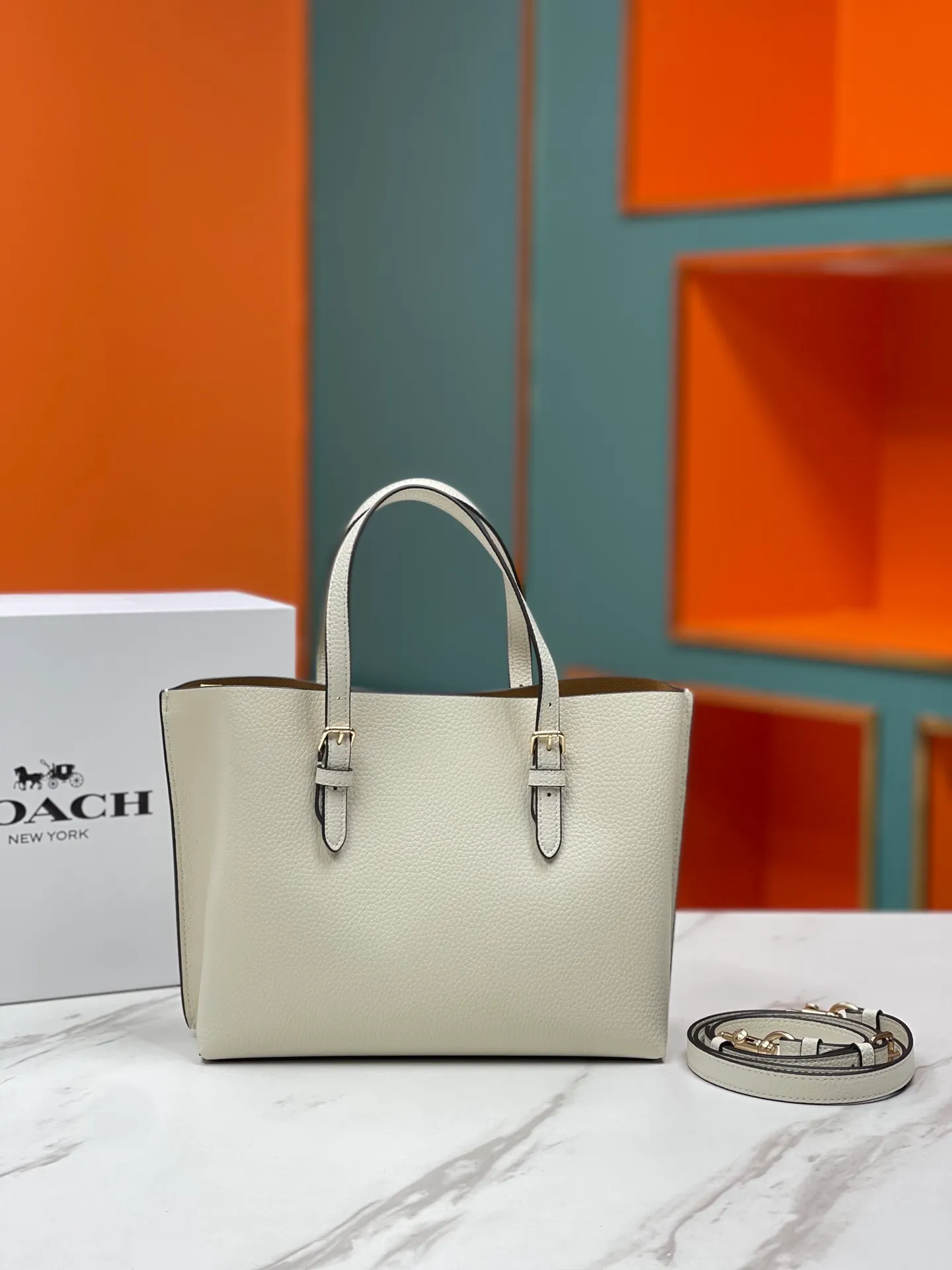 Top original order batch 400💰coach/Coach new model number: C4084 new [Mollie Tote 25] small size tote. But there is no shortage of compartments. The material is classic and durable. There are many ways to match it. It can be carried by hand, on the shoulder, or cross-body. Another popular style. Little sisters, get it now! New colors are being unlocked ~ Size: 25*19*11,
