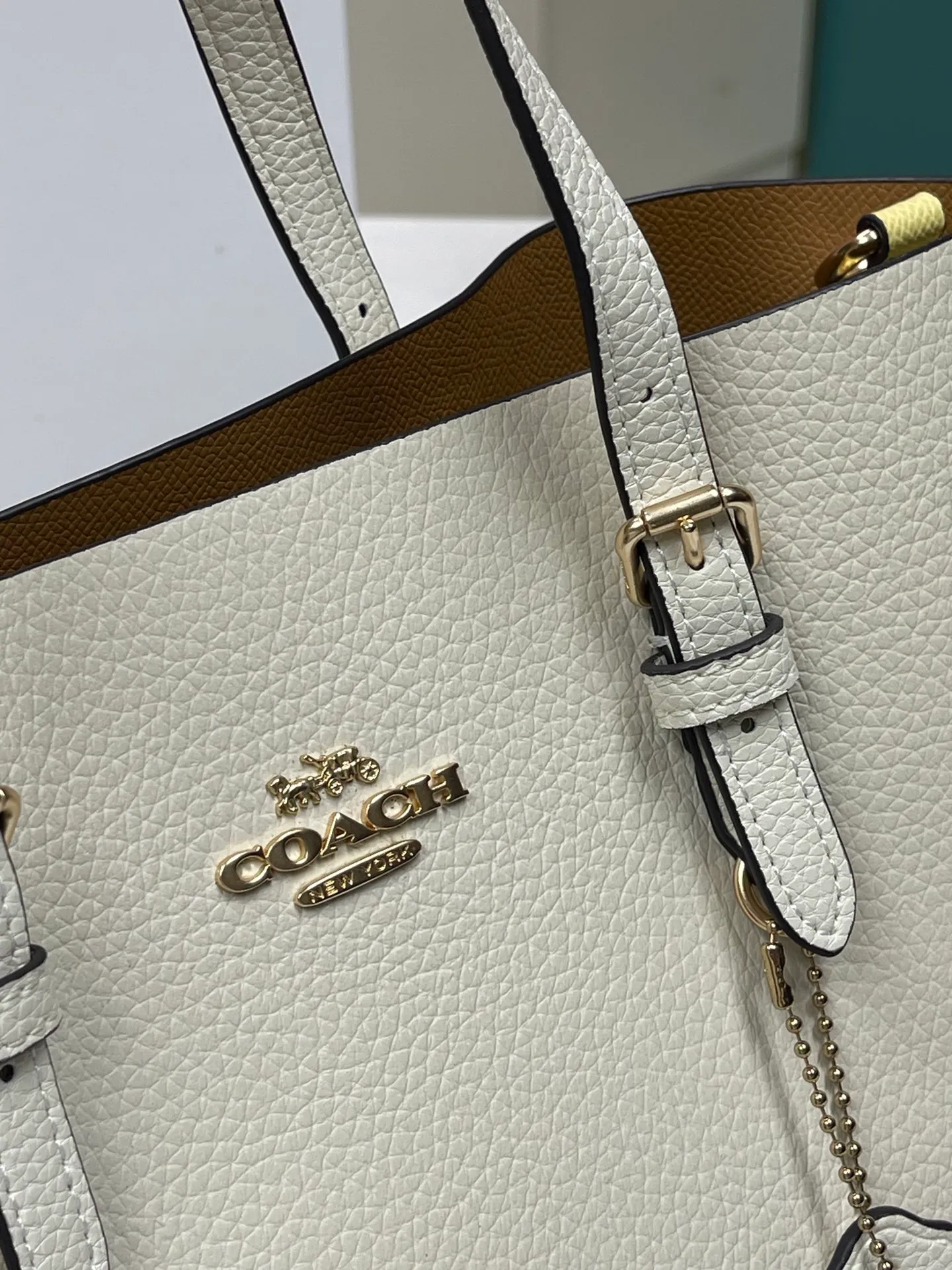 Top original order batch 400💰coach/Coach new model number: C4084 new [Mollie Tote 25] small size tote. But there is no shortage of compartments. The material is classic and durable. There are many ways to match it. It can be carried by hand, on the shoulder, or cross-body. Another popular style. Little sisters, get it now! New colors are being unlocked ~ Size: 25*19*11,