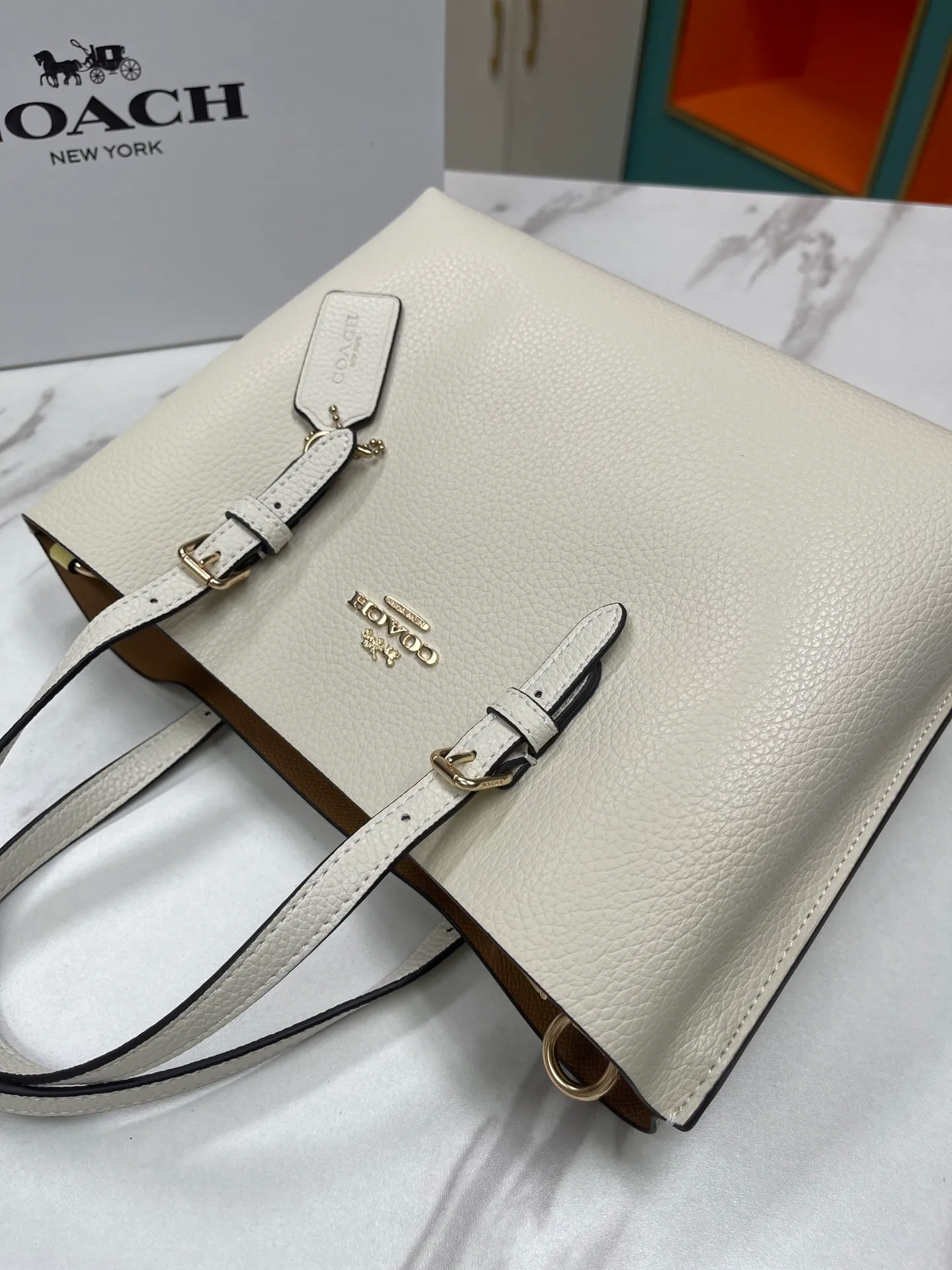 Top original order batch 400💰coach/Coach new model number: C4084 new [Mollie Tote 25] small size tote. But there is no shortage of compartments. The material is classic and durable. There are many ways to match it. It can be carried by hand, on the shoulder, or cross-body. Another popular style. Little sisters, get it now! New colors are being unlocked ~ Size: 25*19*11,