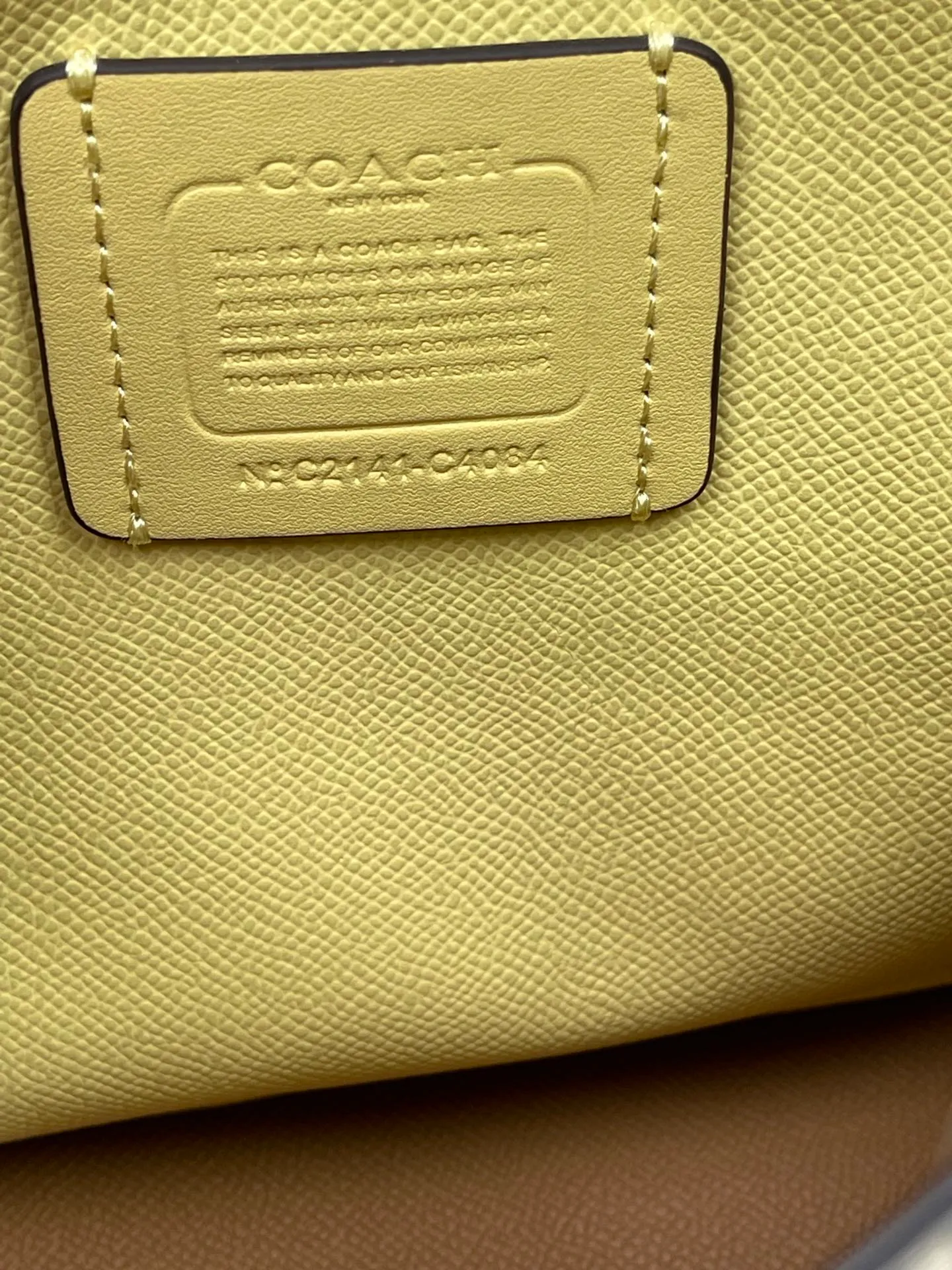 Top original order batch 400💰coach/Coach new model number: C4084 new [Mollie Tote 25] small size tote. But there is no shortage of compartments. The material is classic and durable. There are many ways to match it. It can be carried by hand, on the shoulder, or cross-body. Another popular style. Little sisters, get it now! New colors are being unlocked ~ Size: 25*19*11,
