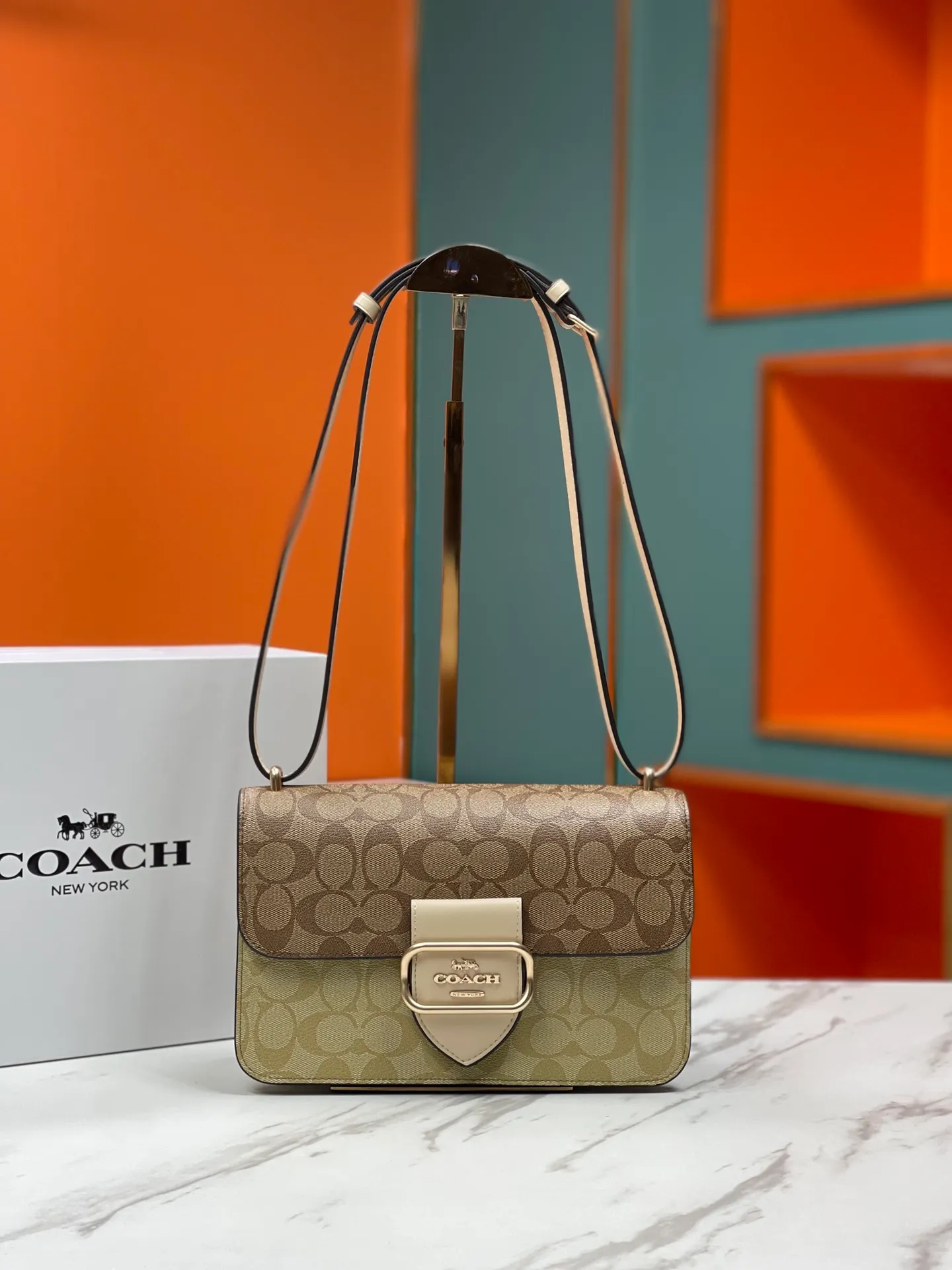 Top original order, batch 470💰coach/new model, latest 9🈷️new product model CM713 Morgan series is here. It is a must-have for gift giving. It is exquisite, compact and playful in the upper body. It is wear-resistant and scratch-resistant. The built-in compartment can accommodate a variety of personal belongings. Girls don’t have to worry about their belongings when going out. The shoulder strap can be adjusted diagonally or on one shoulder. Super practical. Size 25X16X7.5