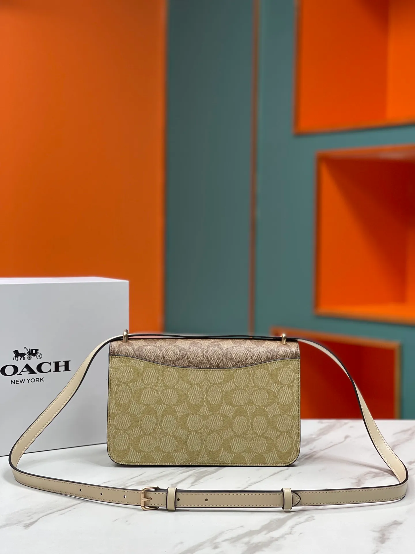 Top original order, batch 470💰coach/new model, latest 9🈷️new product model CM713 Morgan series is here. It is a must-have for gift giving. It is exquisite, compact and playful in the upper body. It is wear-resistant and scratch-resistant. The built-in compartment can accommodate a variety of personal belongings. Girls don’t have to worry about their belongings when going out. The shoulder strap can be adjusted diagonally or on one shoulder. Super practical. Size 25X16X7.5