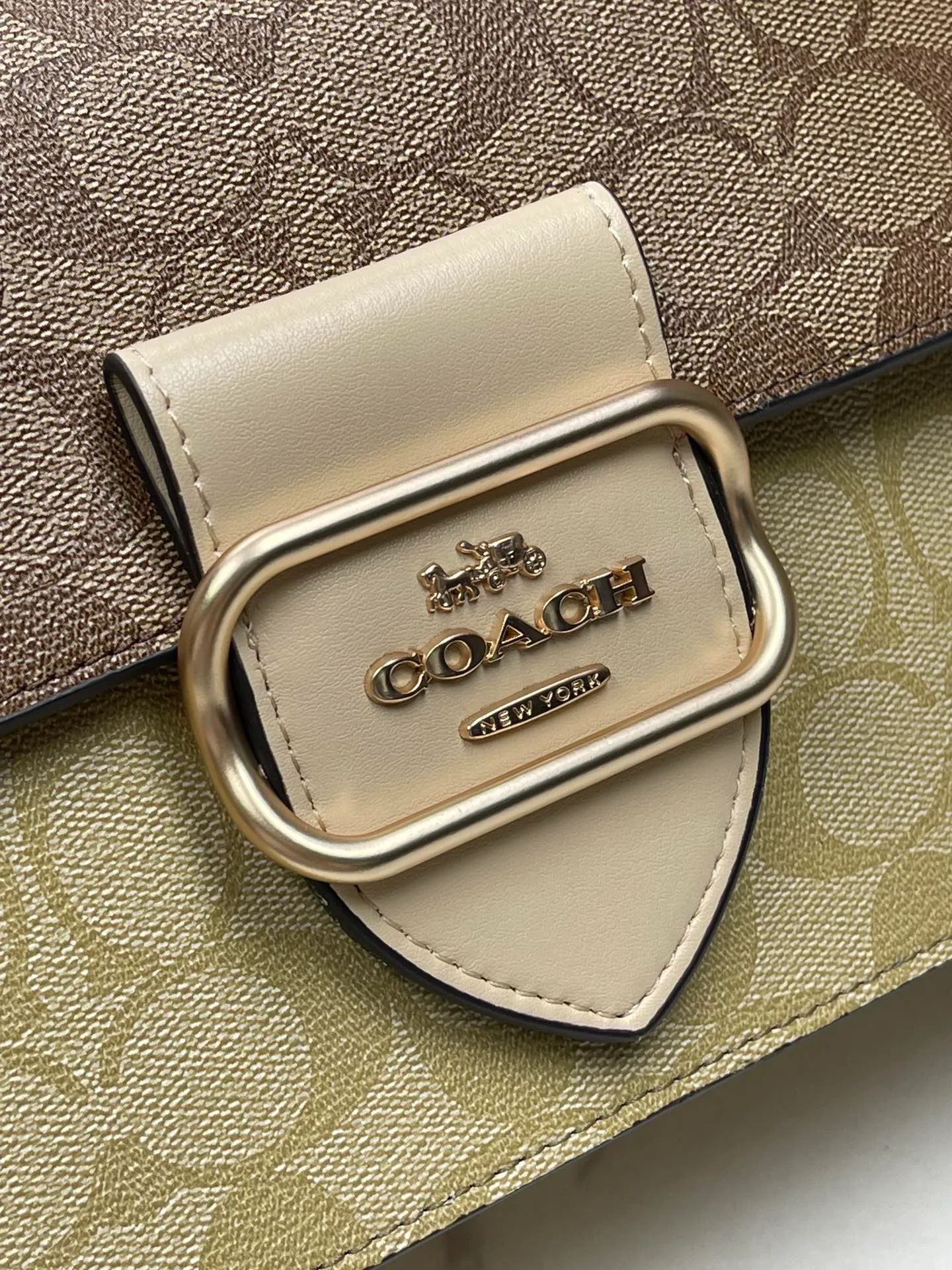 Top original order, batch 470💰coach/new model, latest 9🈷️new product model CM713 Morgan series is here. It is a must-have for gift giving. It is exquisite, compact and playful in the upper body. It is wear-resistant and scratch-resistant. The built-in compartment can accommodate a variety of personal belongings. Girls don’t have to worry about their belongings when going out. The shoulder strap can be adjusted diagonally or on one shoulder. Super practical. Size 25X16X7.5