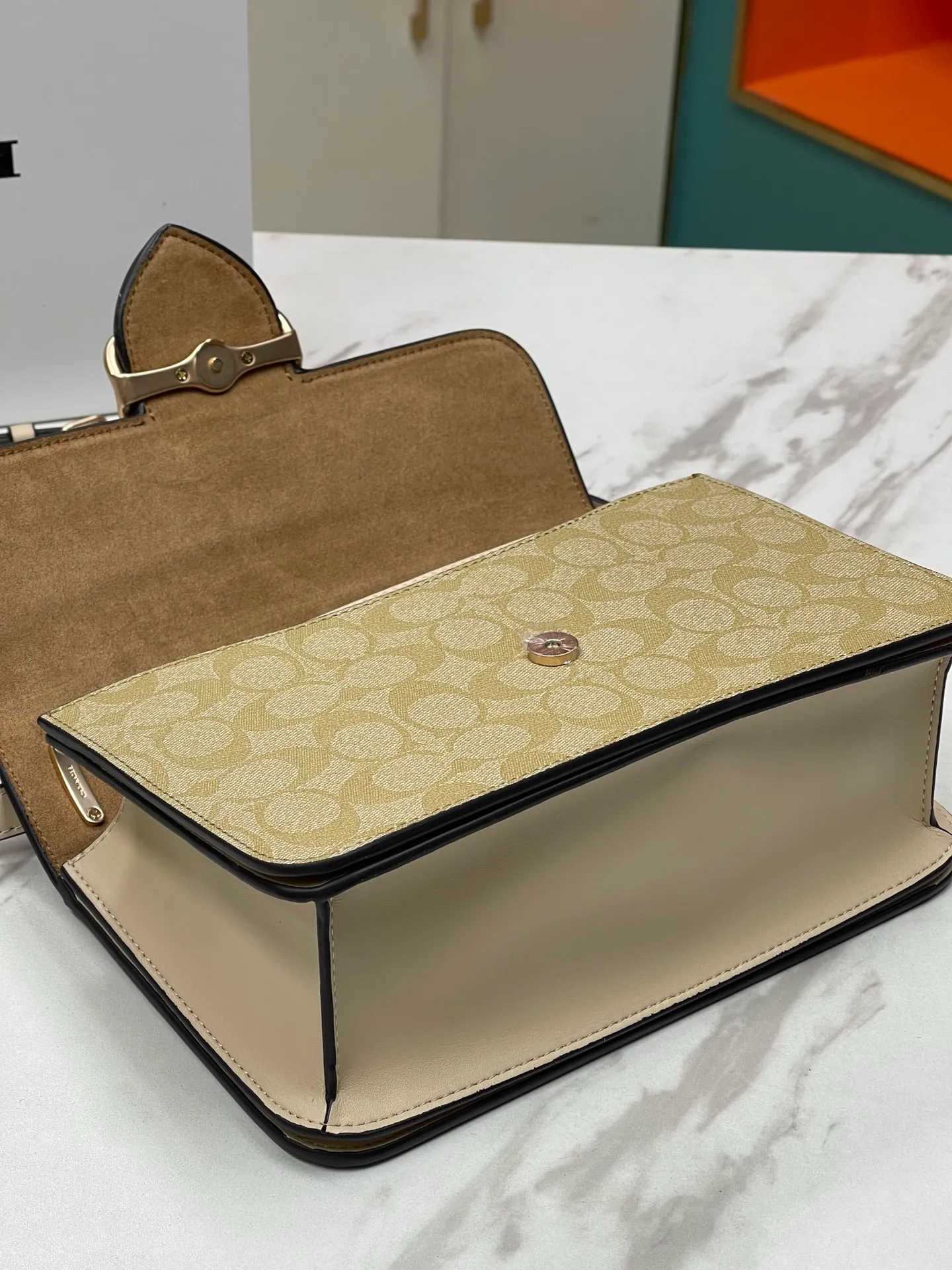 Top original order, batch 470💰coach/new model, latest 9🈷️new product model CM713 Morgan series is here. It is a must-have for gift giving. It is exquisite, compact and playful in the upper body. It is wear-resistant and scratch-resistant. The built-in compartment can accommodate a variety of personal belongings. Girls don’t have to worry about their belongings when going out. The shoulder strap can be adjusted diagonally or on one shoulder. Super practical. Size 25X16X7.5