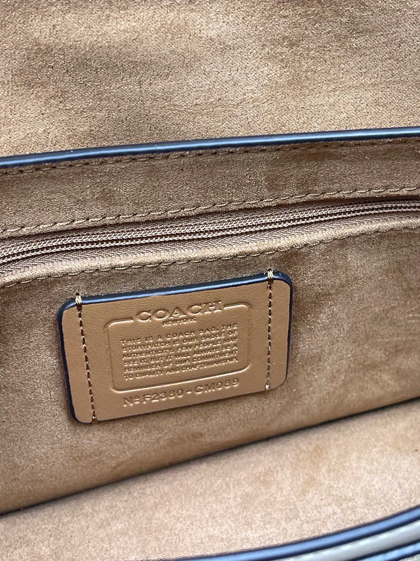 Top original order, batch 470💰coach/new model, latest 9🈷️new product model CM713 Morgan series is here. It is a must-have for gift giving. It is exquisite, compact and playful in the upper body. It is wear-resistant and scratch-resistant. The built-in compartment can accommodate a variety of personal belongings. Girls don’t have to worry about their belongings when going out. The shoulder strap can be adjusted diagonally or on one shoulder. Super practical. Size 25X16X7.5