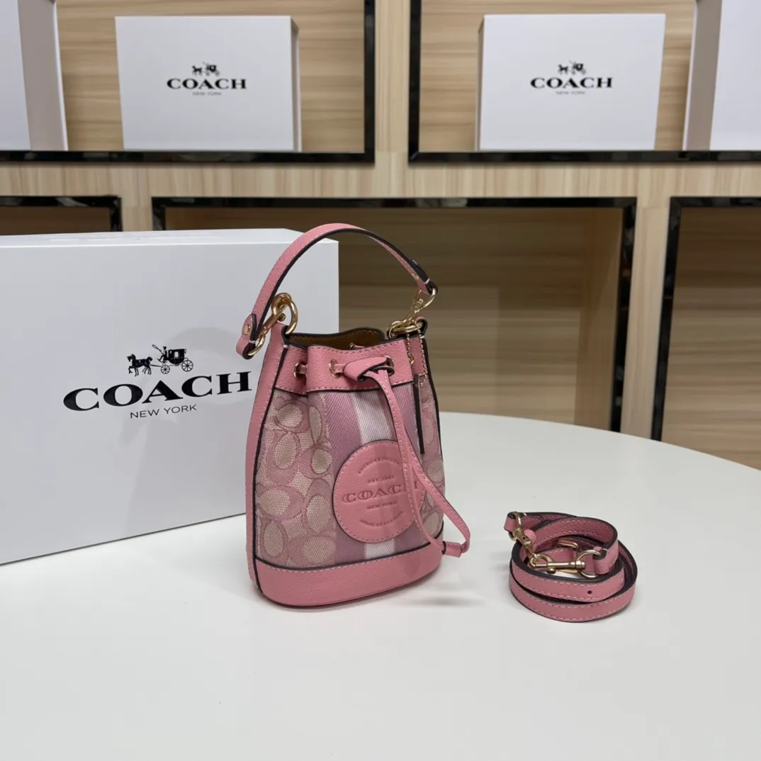 Top original order, batch 400💰coach/Coach new model, item number 8322, the latest mini macaron color bucket, the actual color is super beautiful, very compact, the capacity can also hold essential small items, this size is suitable for spring and summer wear, the back is cute and playful, super Q, the shoulder straps can be detached, you can wear it as you like ~ Size: 14X16.5X9