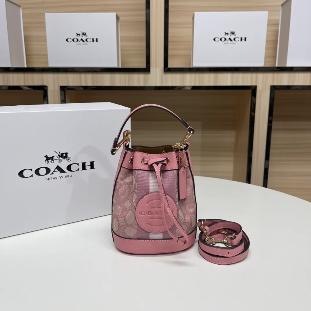 Top original order, batch 400💰coach/Coach new model, item number 8322, the latest mini macaron color bucket, the actual color is super beautiful, very compact, the capacity can also hold essential small items, this size is suitable for spring and summer wear, the back is cute and playful, super Q, the shoulder straps can be detached, you can wear it as you like ~ Size: 14X16.5X9