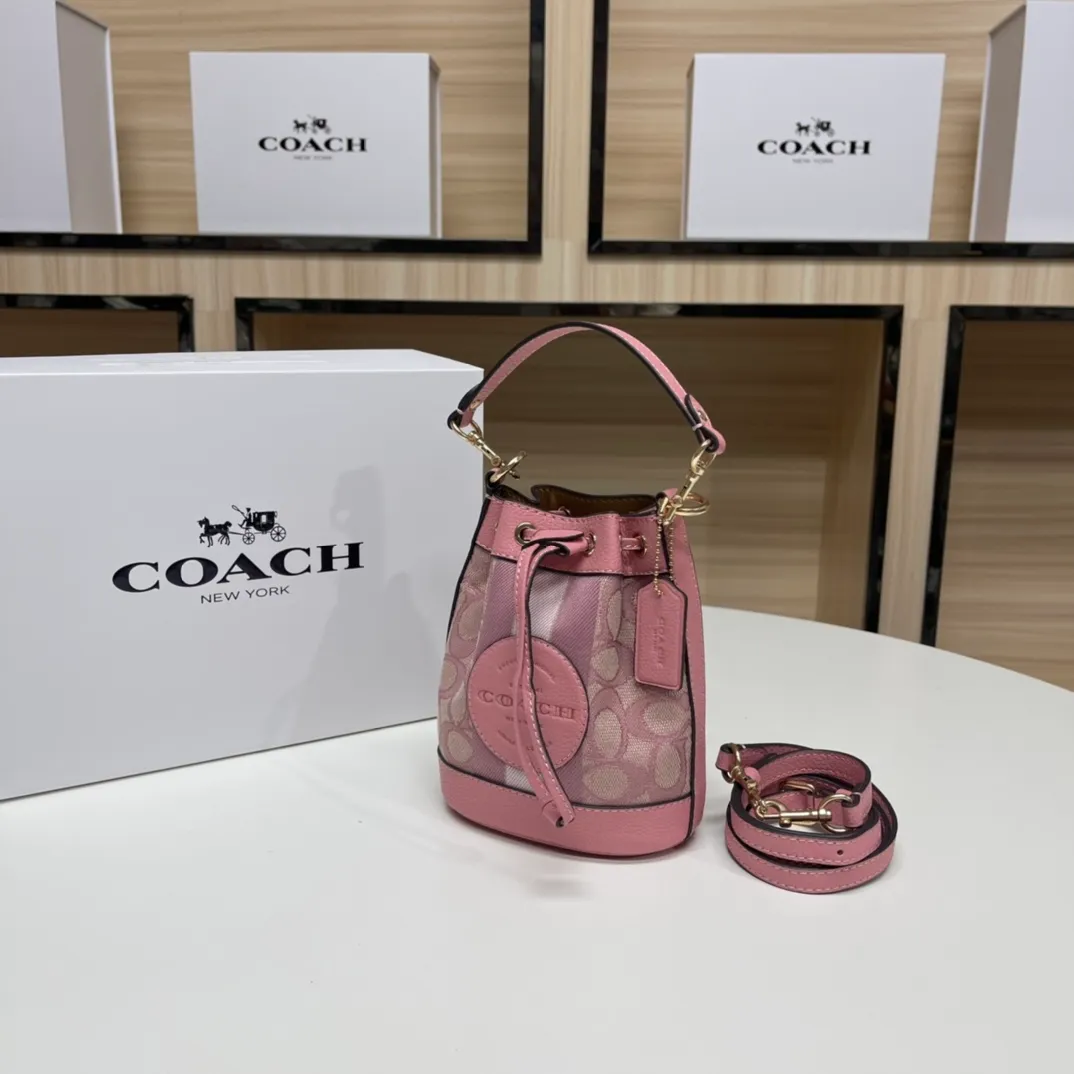 Top original order, batch 400💰coach/Coach new model, item number 8322, the latest mini macaron color bucket, the actual color is super beautiful, very compact, the capacity can also hold essential small items, this size is suitable for spring and summer wear, the back is cute and playful, super Q, the shoulder straps can be detached, you can wear it as you like ~ Size: 14X16.5X9