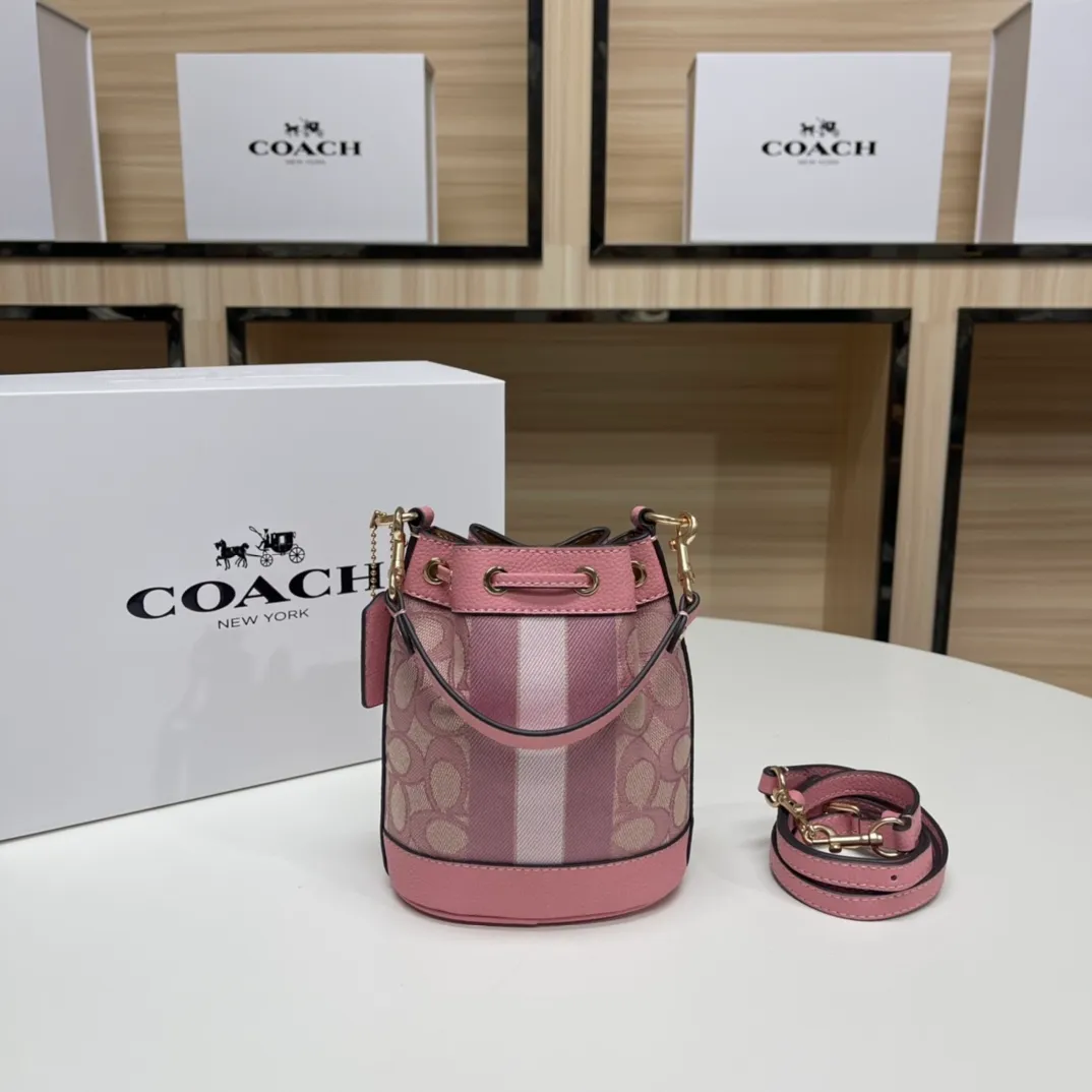 Top original order, batch 400💰coach/Coach new model, item number 8322, the latest mini macaron color bucket, the actual color is super beautiful, very compact, the capacity can also hold essential small items, this size is suitable for spring and summer wear, the back is cute and playful, super Q, the shoulder straps can be detached, you can wear it as you like ~ Size: 14X16.5X9