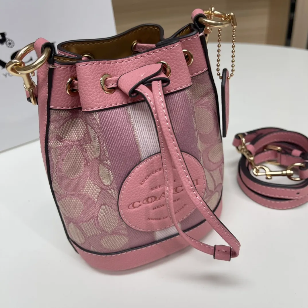 Top original order, batch 400💰coach/Coach new model, item number 8322, the latest mini macaron color bucket, the actual color is super beautiful, very compact, the capacity can also hold essential small items, this size is suitable for spring and summer wear, the back is cute and playful, super Q, the shoulder straps can be detached, you can wear it as you like ~ Size: 14X16.5X9