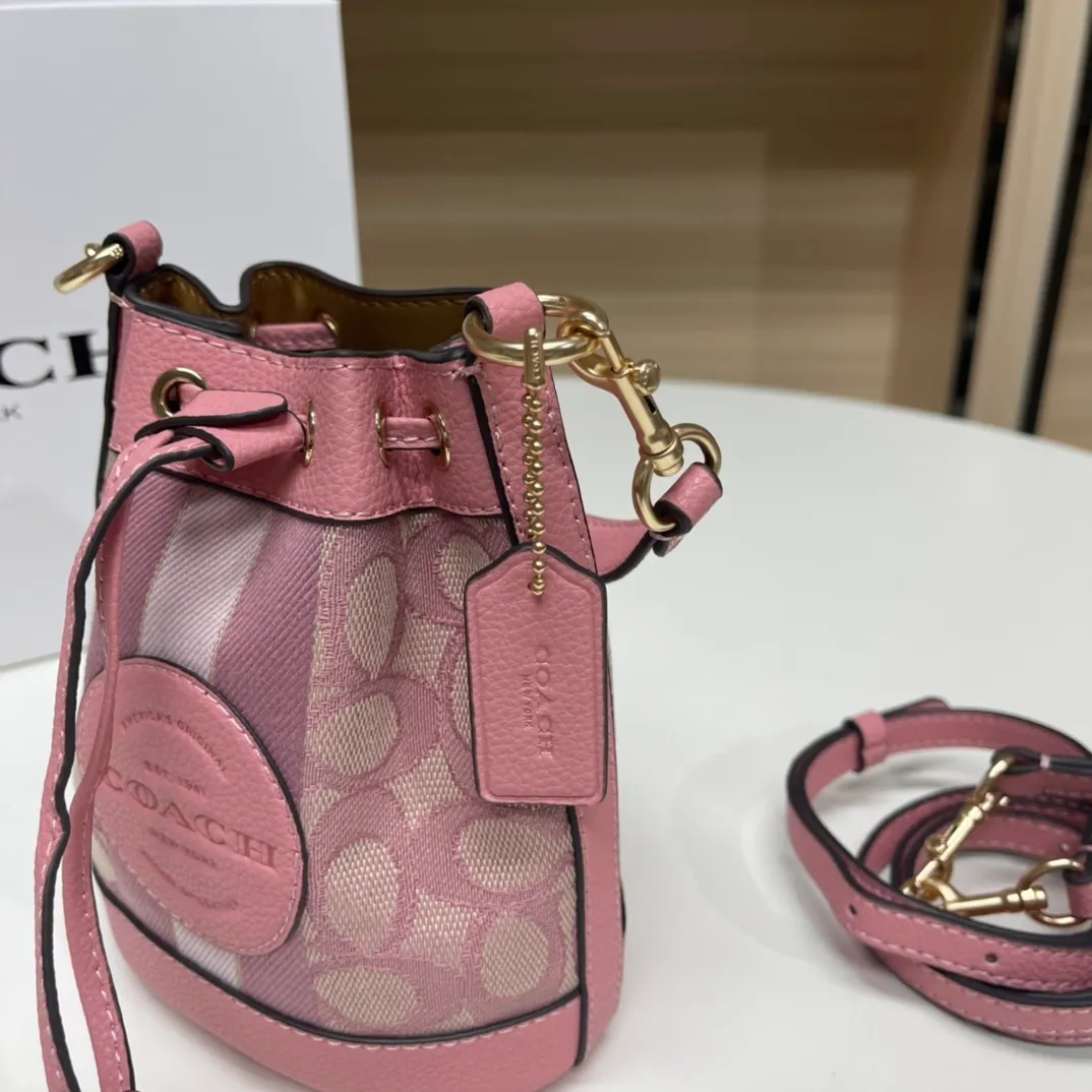 Top original order, batch 400💰coach/Coach new model, item number 8322, the latest mini macaron color bucket, the actual color is super beautiful, very compact, the capacity can also hold essential small items, this size is suitable for spring and summer wear, the back is cute and playful, super Q, the shoulder straps can be detached, you can wear it as you like ~ Size: 14X16.5X9