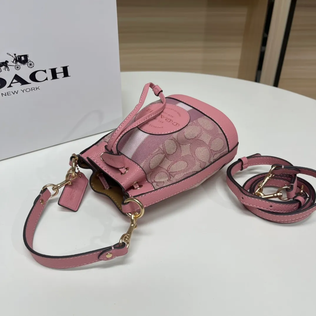 Top original order, batch 400💰coach/Coach new model, item number 8322, the latest mini macaron color bucket, the actual color is super beautiful, very compact, the capacity can also hold essential small items, this size is suitable for spring and summer wear, the back is cute and playful, super Q, the shoulder straps can be detached, you can wear it as you like ~ Size: 14X16.5X9
