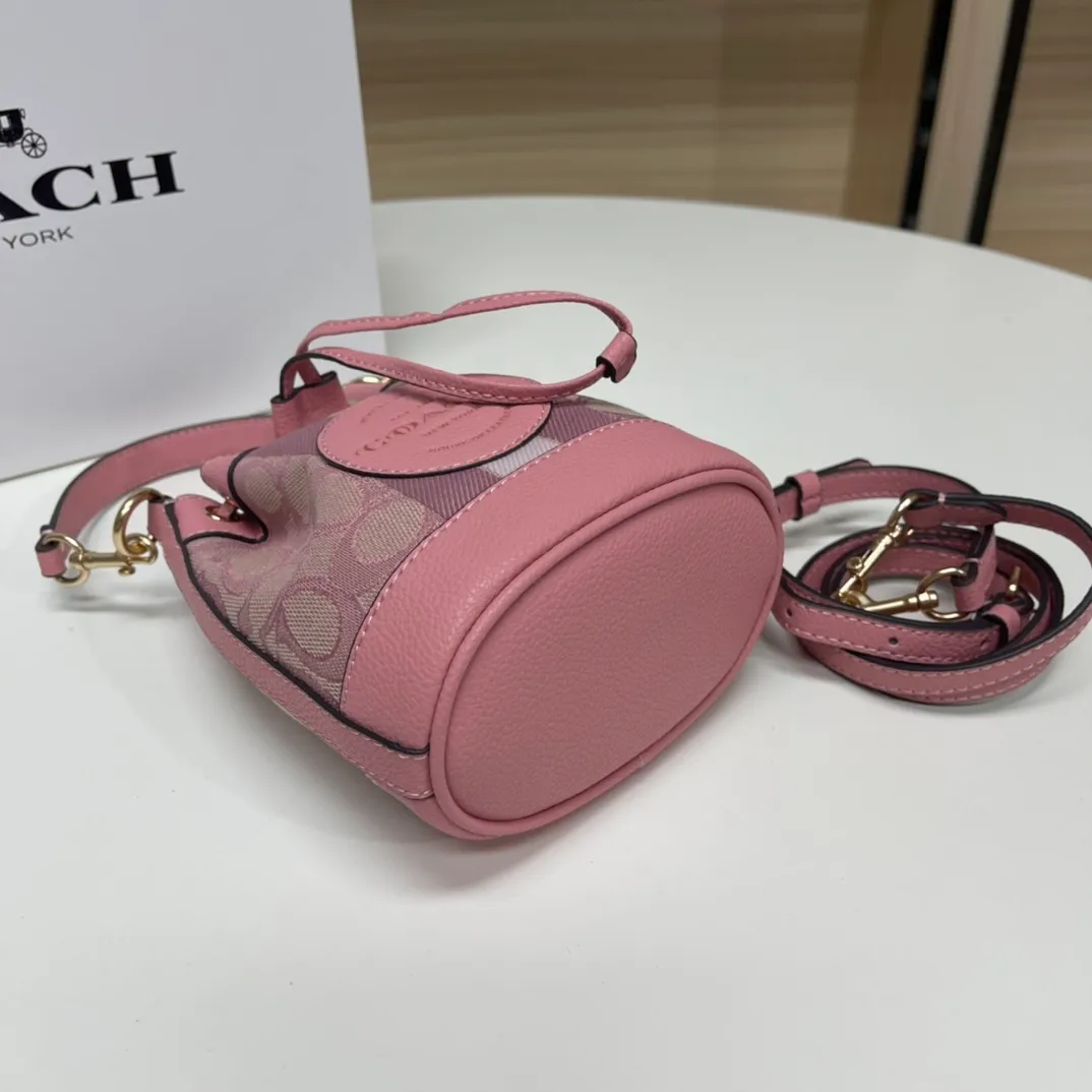 Top original order, batch 400💰coach/Coach new model, item number 8322, the latest mini macaron color bucket, the actual color is super beautiful, very compact, the capacity can also hold essential small items, this size is suitable for spring and summer wear, the back is cute and playful, super Q, the shoulder straps can be detached, you can wear it as you like ~ Size: 14X16.5X9