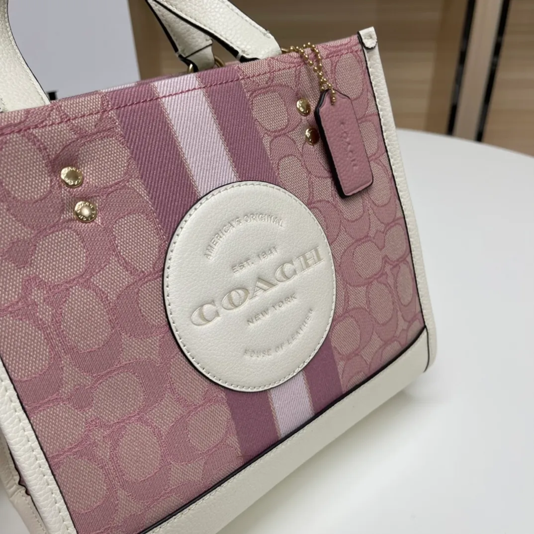 Batch 420💰. coach/Coach new model C5115 Dempsey mini canvas Field Tote 22 vertical small tote shopping bag, the bag is small, cute and can be packed. It is very suitable for petite girls, fashionable and versatile ~ 22x21x12cm,