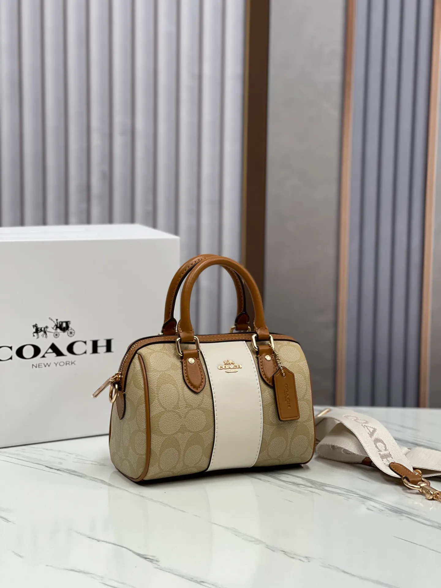 Batch 440💰COACH/Coach new model CR243 New product in March | Gentle milk tea contrasting color Mini Boston New product in March mini Rowan new color milk tea contrasting color iPhone Promax can be placed on the shoulder strap and can be adjusted cross-body. Good concave shape. Size 16.5/11.9.