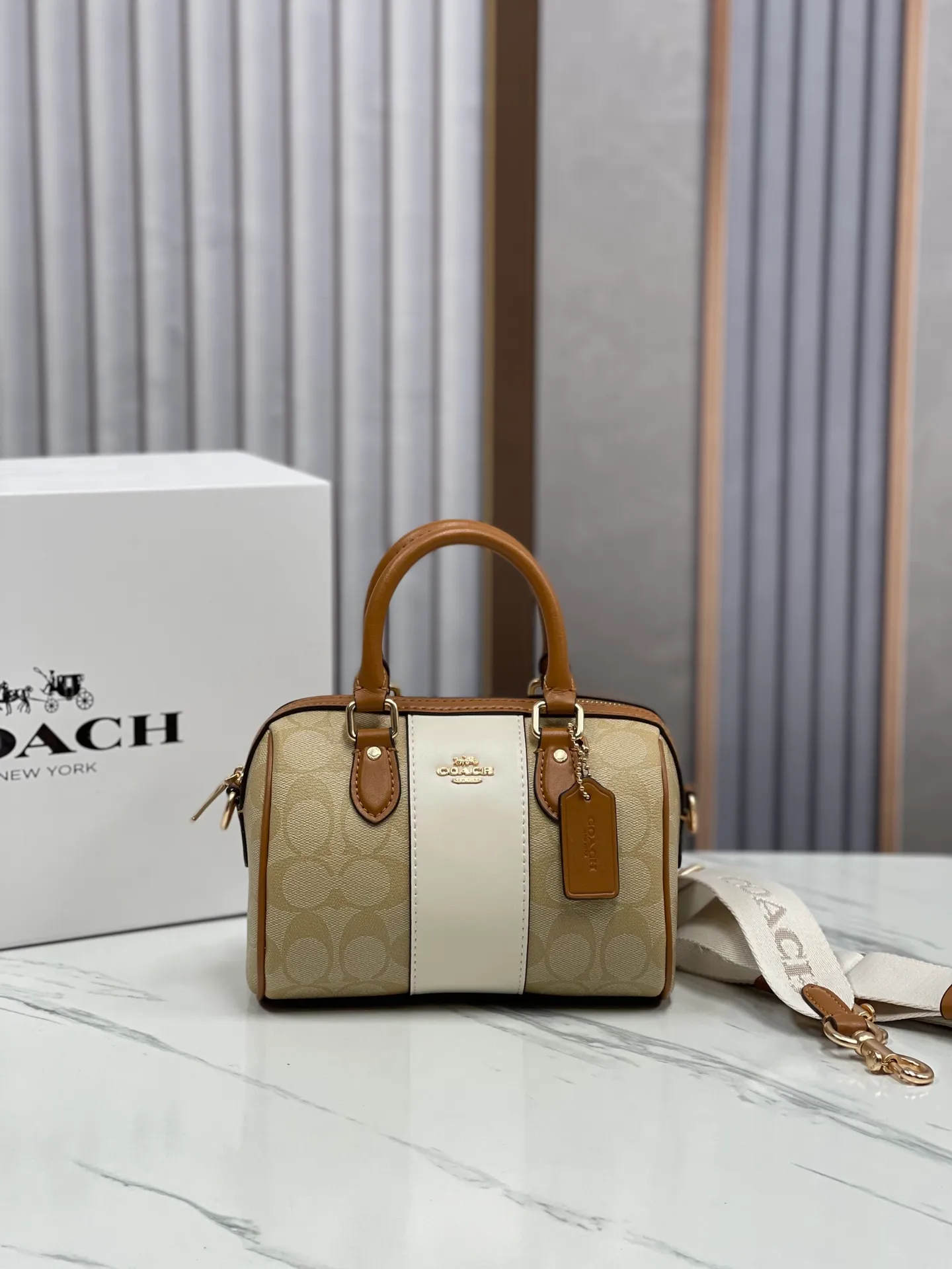 Batch 440💰COACH/Coach new model CR243 New product in March | Gentle milk tea contrasting color Mini Boston New product in March mini Rowan new color milk tea contrasting color iPhone Promax can be placed on the shoulder strap and can be adjusted cross-body. Good concave shape. Size 16.5/11.9.