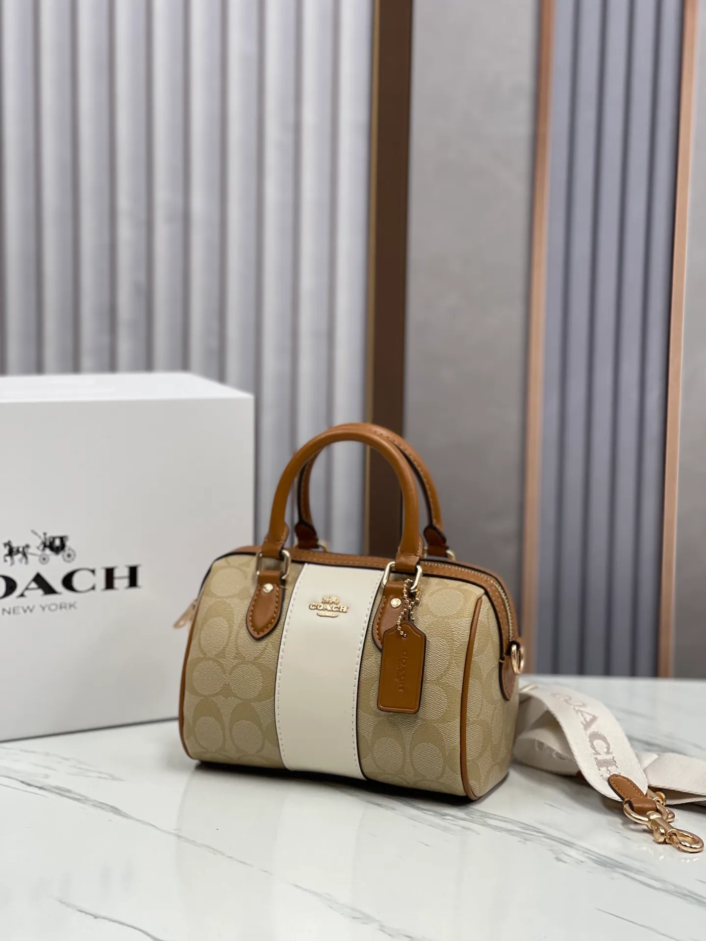 Batch 440💰COACH/Coach new model CR243 New product in March | Gentle milk tea contrasting color Mini Boston New product in March mini Rowan new color milk tea contrasting color iPhone Promax can be placed on the shoulder strap and can be adjusted cross-body. Good concave shape. Size 16.5/11.9.