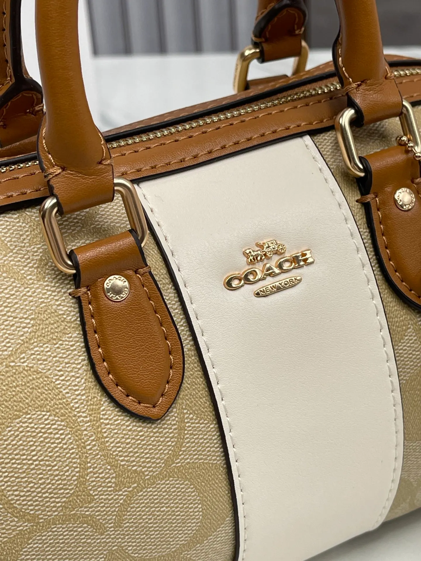 Batch 440💰COACH/Coach new model CR243 New product in March | Gentle milk tea contrasting color Mini Boston New product in March mini Rowan new color milk tea contrasting color iPhone Promax can be placed on the shoulder strap and can be adjusted cross-body. Good concave shape. Size 16.5/11.9.