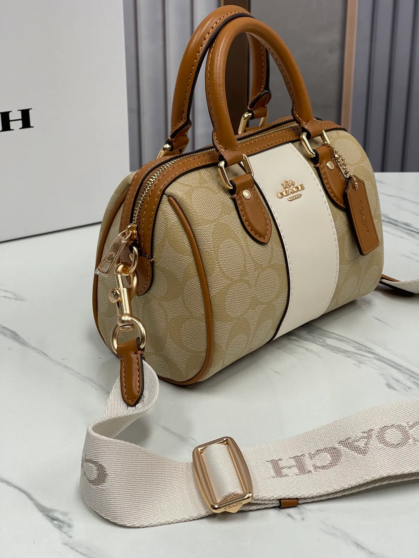 Batch 440💰COACH/Coach new model CR243 New product in March | Gentle milk tea contrasting color Mini Boston New product in March mini Rowan new color milk tea contrasting color iPhone Promax can be placed on the shoulder strap and can be adjusted cross-body. Good concave shape. Size 16.5/11.9.