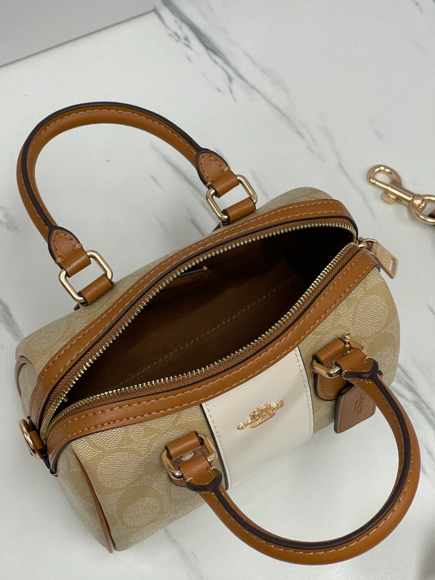 Batch 440💰COACH/Coach new model CR243 New product in March | Gentle milk tea contrasting color Mini Boston New product in March mini Rowan new color milk tea contrasting color iPhone Promax can be placed on the shoulder strap and can be adjusted cross-body. Good concave shape. Size 16.5/11.9.