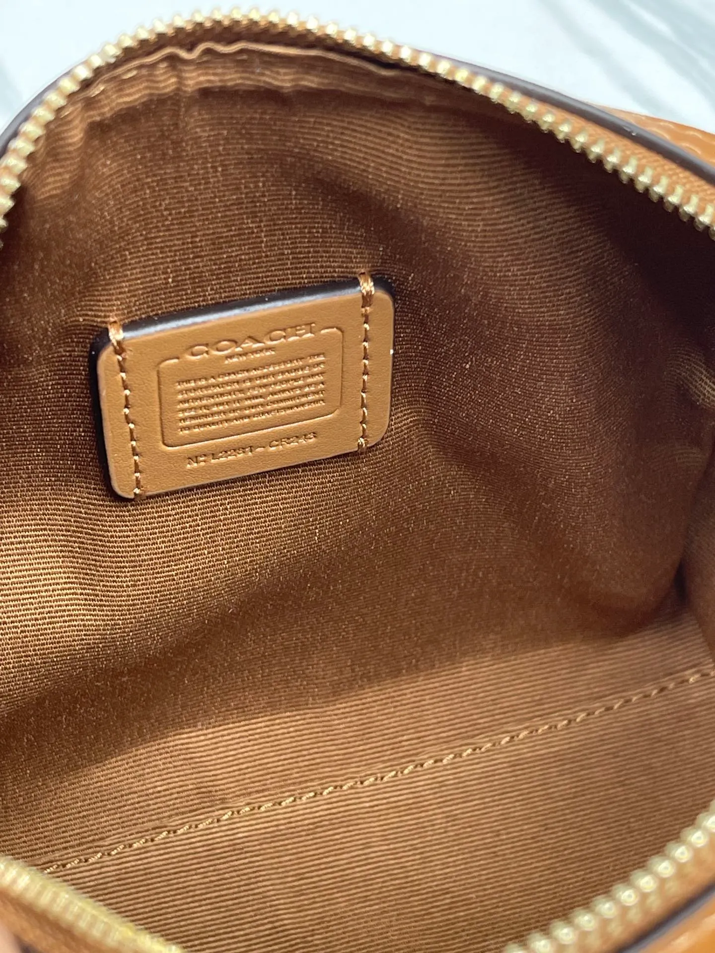 Batch 440💰COACH/Coach new model CR243 New product in March | Gentle milk tea contrasting color Mini Boston New product in March mini Rowan new color milk tea contrasting color iPhone Promax can be placed on the shoulder strap and can be adjusted cross-body. Good concave shape. Size 16.5/11.9.