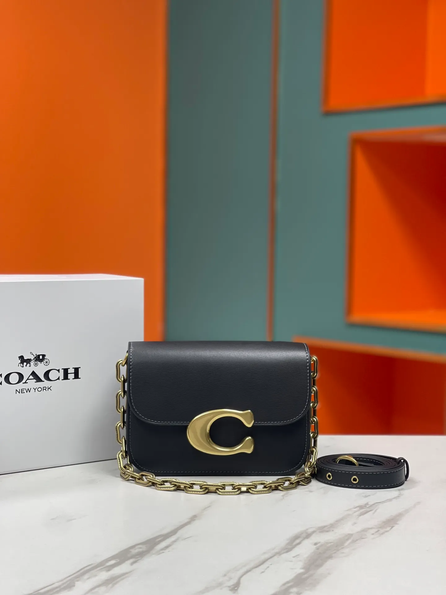 Top original order batch 580💃Coach’s latest crossbody bag💐 model CM587. The shoulder strap design has a full score of 100. The leather detachable shoulder strap is also equipped with a retro old chain + leather shoulder strap. The big brand logo C is particularly obvious. The accordion-style compartment is lined with three large compartments of Napa sheepskin and a zipper compartment. The texture is very good! #coach新的 #chain包 Size 21CM