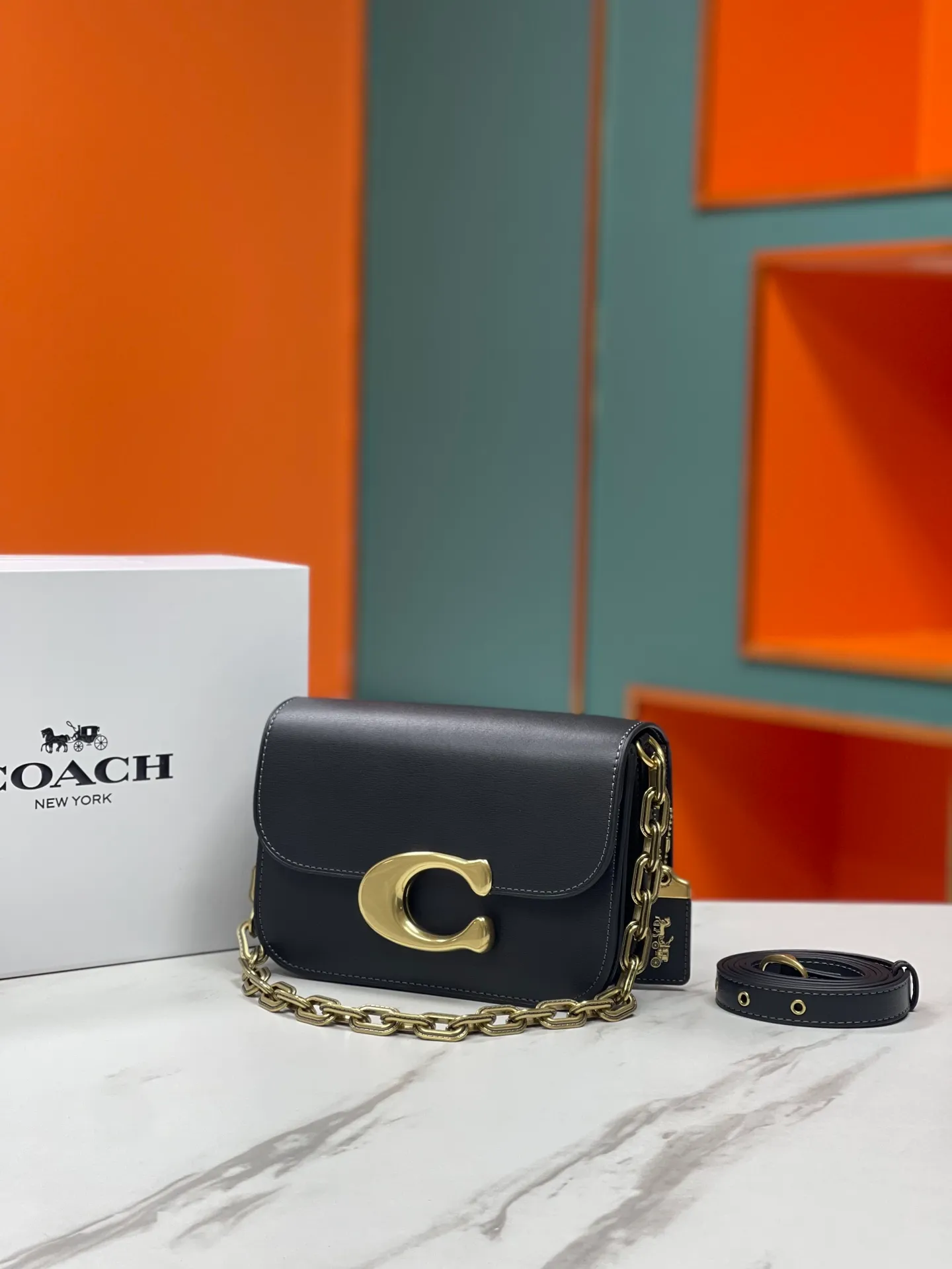 Top original order batch 580💃Coach’s latest crossbody bag💐 model CM587. The shoulder strap design has a full score of 100. The leather detachable shoulder strap is also equipped with a retro old chain + leather shoulder strap. The big brand logo C is particularly obvious. The accordion-style compartment is lined with three large compartments of Napa sheepskin and a zipper compartment. The texture is very good! #coach新的 #chain包 Size 21CM
