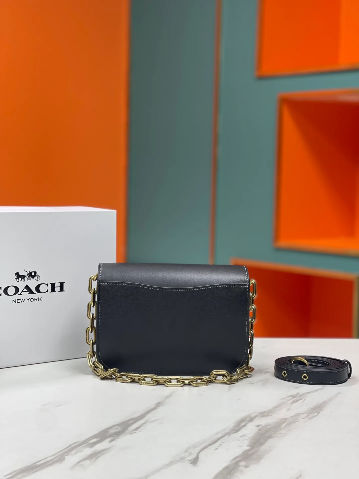 Top original order batch 580💃Coach’s latest crossbody bag💐 model CM587. The shoulder strap design has a full score of 100. The leather detachable shoulder strap is also equipped with a retro old chain + leather shoulder strap. The big brand logo C is particularly obvious. The accordion-style compartment is lined with three large compartments of Napa sheepskin and a zipper compartment. The texture is very good! #coach新的 #chain包 Size 21CM
