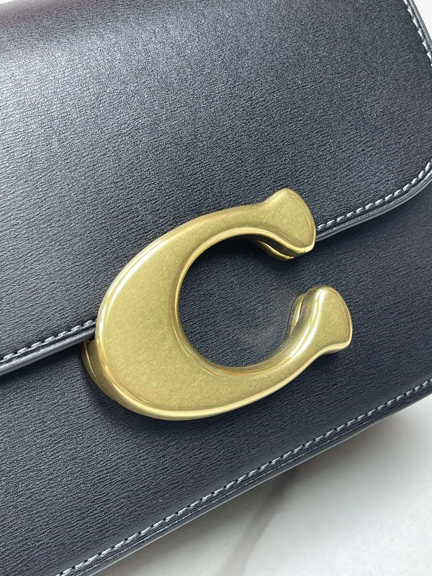Top original order batch 580💃Coach’s latest crossbody bag💐 model CM587. The shoulder strap design has a full score of 100. The leather detachable shoulder strap is also equipped with a retro old chain + leather shoulder strap. The big brand logo C is particularly obvious. The accordion-style compartment is lined with three large compartments of Napa sheepskin and a zipper compartment. The texture is very good! #coach新的 #chain包 Size 21CM