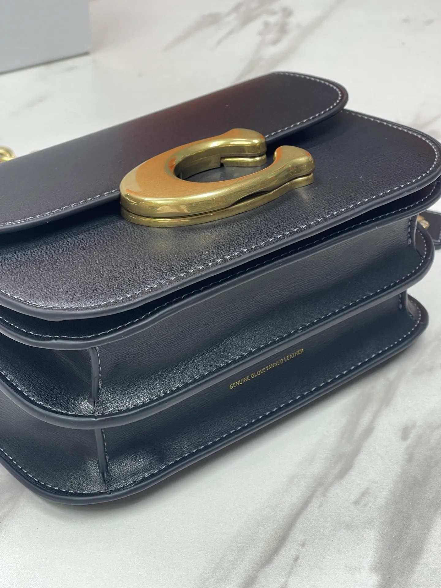 Top original order batch 580💃Coach’s latest crossbody bag💐 model CM587. The shoulder strap design has a full score of 100. The leather detachable shoulder strap is also equipped with a retro old chain + leather shoulder strap. The big brand logo C is particularly obvious. The accordion-style compartment is lined with three large compartments of Napa sheepskin and a zipper compartment. The texture is very good! #coach新的 #chain包 Size 21CM