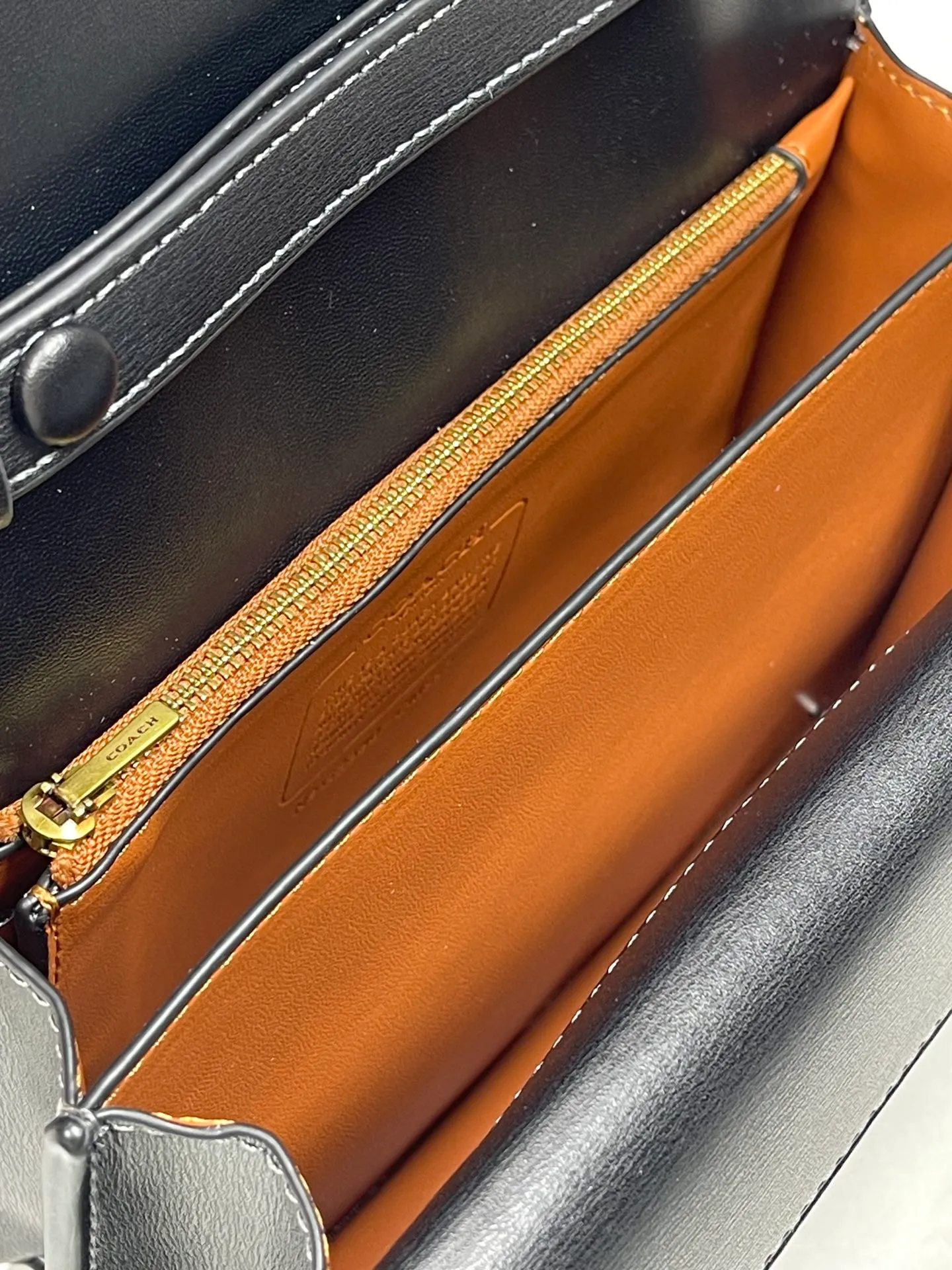 Top original order batch 580💃Coach’s latest crossbody bag💐 model CM587. The shoulder strap design has a full score of 100. The leather detachable shoulder strap is also equipped with a retro old chain + leather shoulder strap. The big brand logo C is particularly obvious. The accordion-style compartment is lined with three large compartments of Napa sheepskin and a zipper compartment. The texture is very good! #coach新的 #chain包 Size 21CM