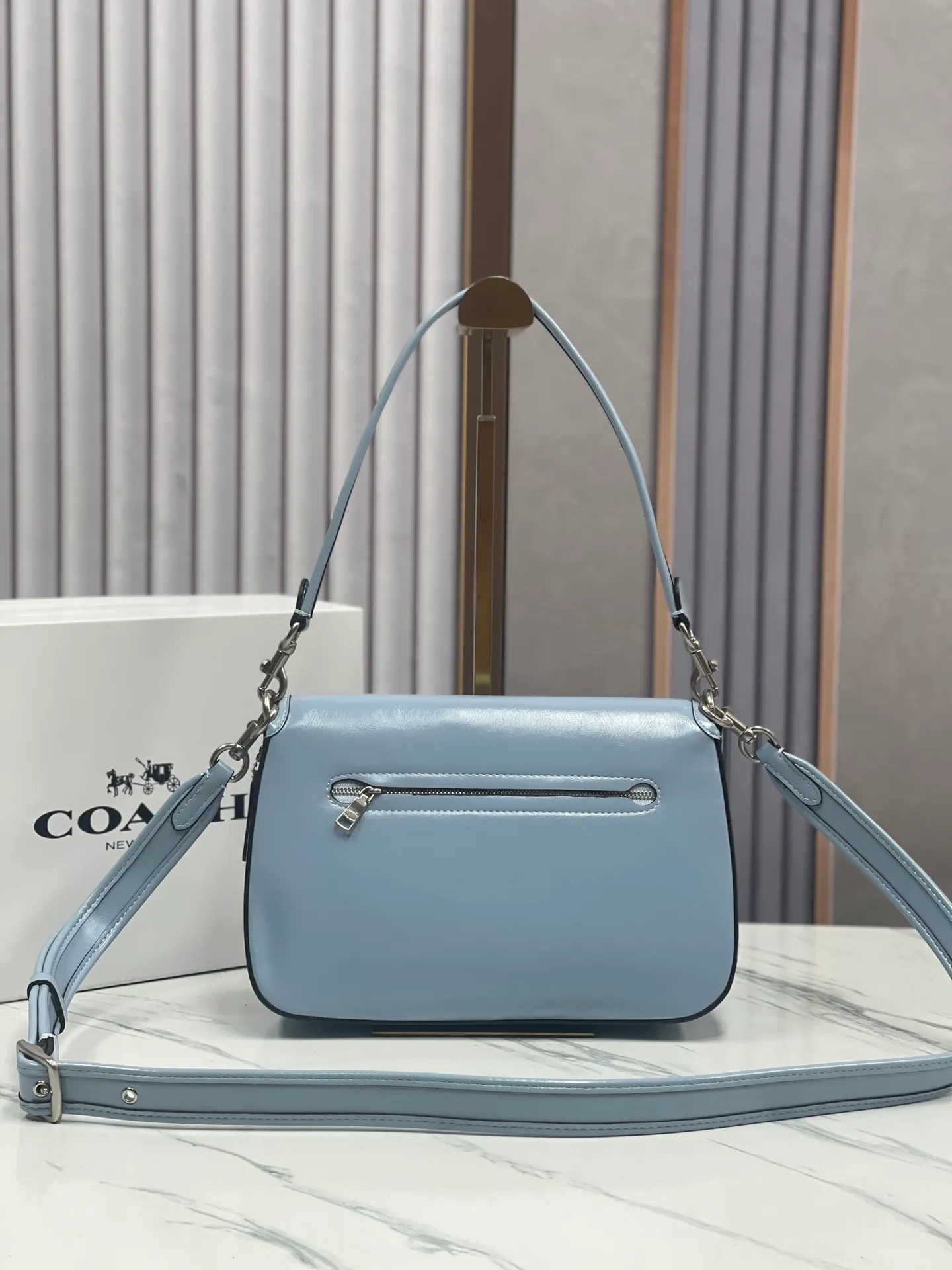 Batch 480💰coach/Coach new model CR653 New product Soft Tabby So many of them are my favorite ~ Retro style. Oil wax leather has always been the current popular style. This model perfectly interprets the French retro romance. It has 2 shoulder straps, both of which can be freely detached. The short shoulder strap can be used as an armpit bag or a handbag. It is very suitable for any style. The built-in capacity is super enough! The key is this color matching, Juejuezi is a versatile classic. Size: 26*15*8.5 cm.