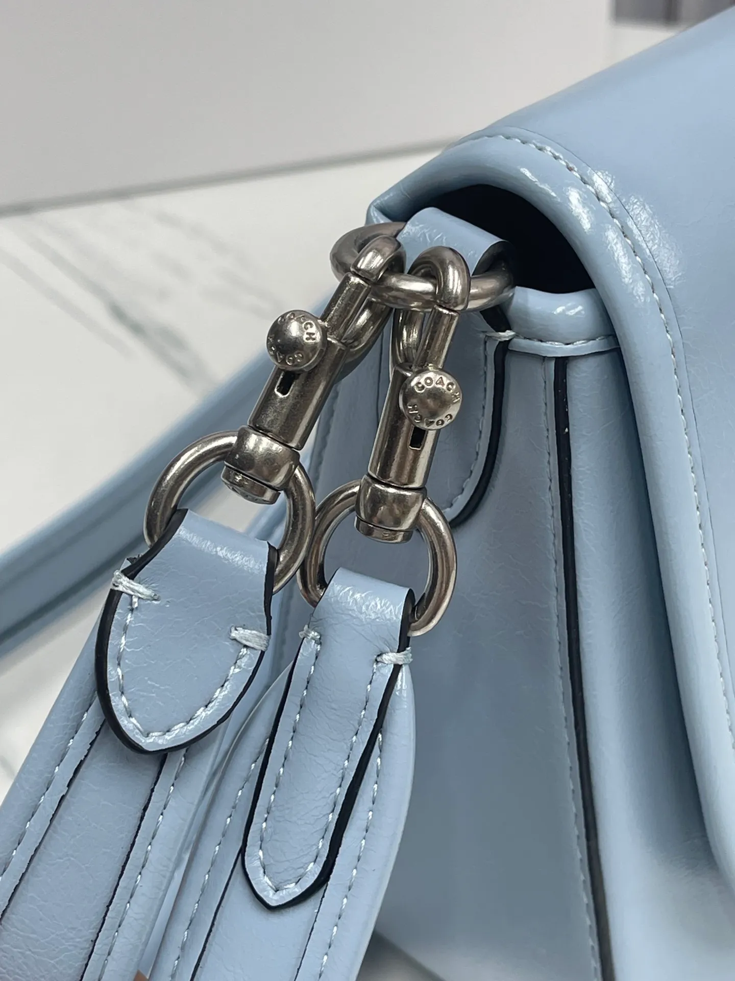 Batch 480💰coach/Coach new model CR653 New product Soft Tabby So many of them are my favorite ~ Retro style. Oil wax leather has always been the current popular style. This model perfectly interprets the French retro romance. It has 2 shoulder straps, both of which can be freely detached. The short shoulder strap can be used as an armpit bag or a handbag. It is very suitable for any style. The built-in capacity is super enough! The key is this color matching, Juejuezi is a versatile classic. Size: 26*15*8.5 cm.