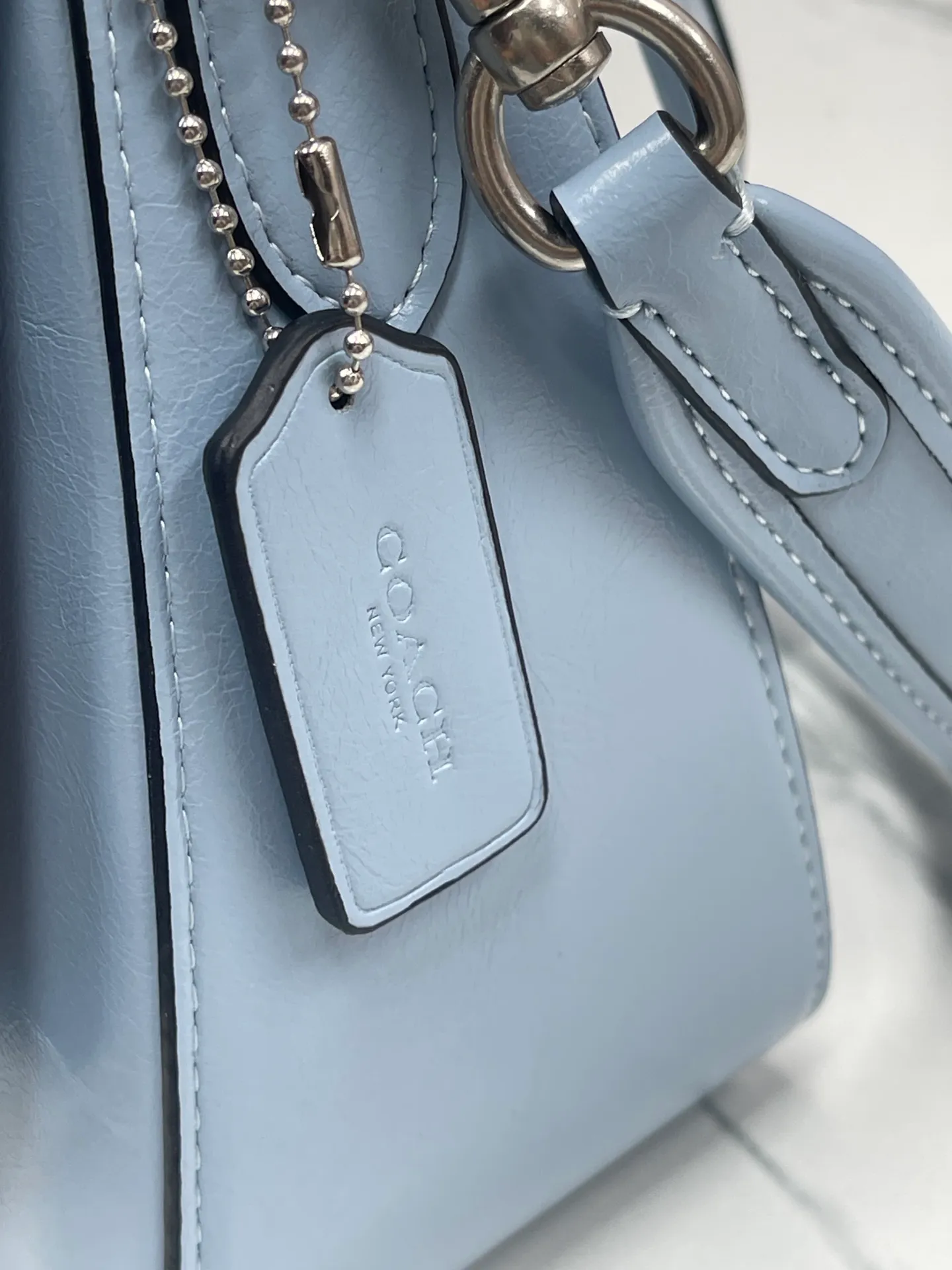Batch 480💰coach/Coach new model CR653 New product Soft Tabby So many of them are my favorite ~ Retro style. Oil wax leather has always been the current popular style. This model perfectly interprets the French retro romance. It has 2 shoulder straps, both of which can be freely detached. The short shoulder strap can be used as an armpit bag or a handbag. It is very suitable for any style. The built-in capacity is super enough! The key is this color matching, Juejuezi is a versatile classic. Size: 26*15*8.5 cm.