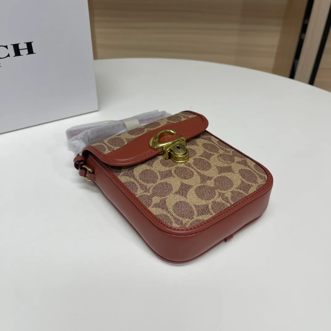 Top original order, batch 390💰 model C8484 Studio series mobile phone bag mini cute, classic presbyopia with first-layer cowhide, three card slots inside, practical and versatile! Unique slotted design, bronzed vintage craftsmanship, exquisite handwork, classic, versatile, fashionable and durable, this is it. Size: 14*17.5*3cm.