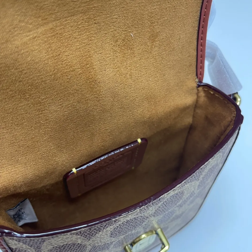 Top original order, batch 390💰 model C8484 Studio series mobile phone bag mini cute, classic presbyopia with first-layer cowhide, three card slots inside, practical and versatile! Unique slotted design, bronzed vintage craftsmanship, exquisite handwork, classic, versatile, fashionable and durable, this is it. Size: 14*17.5*3cm.