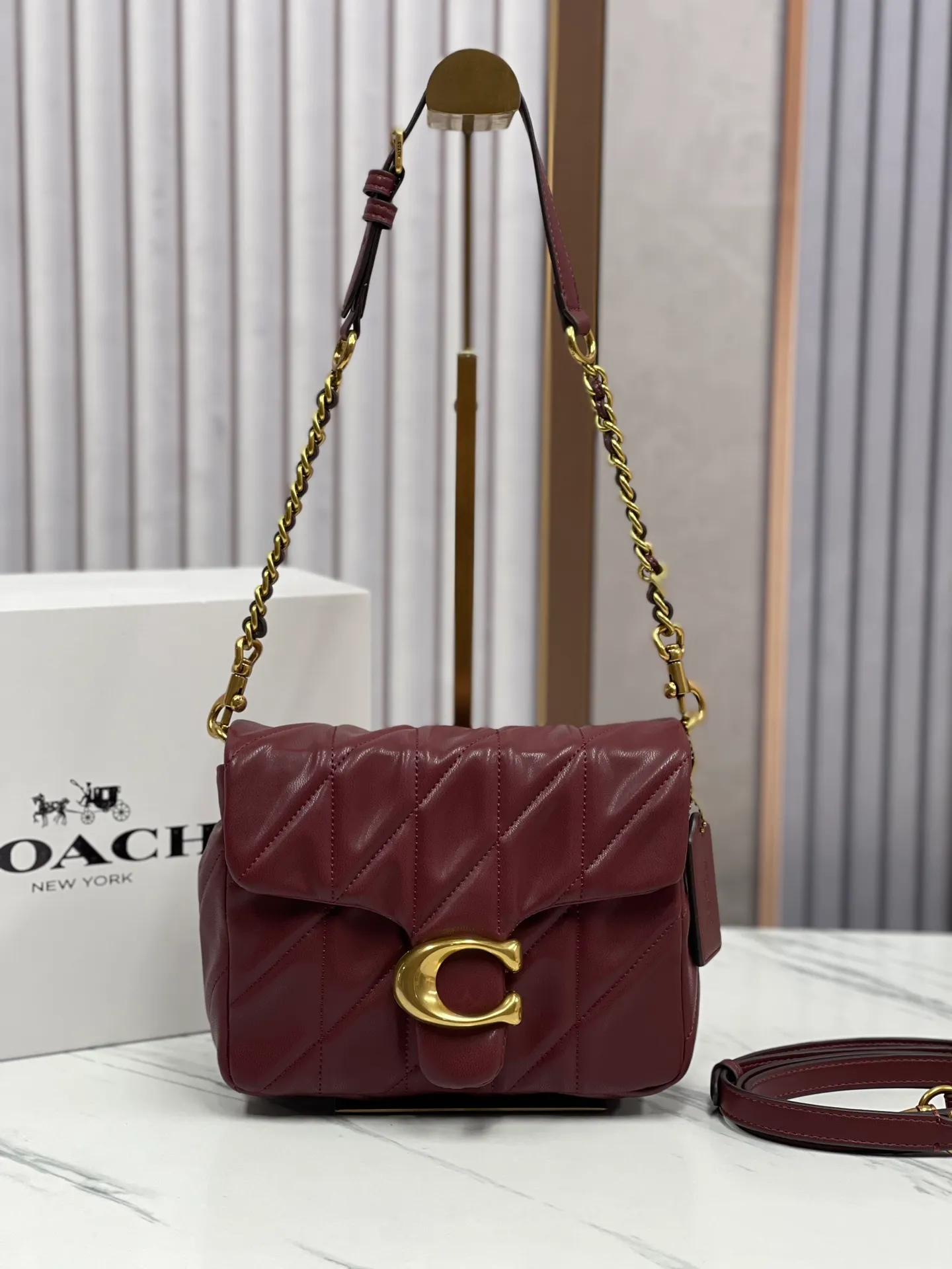 P480💰Coach’s new Square Tabby20 is retro and high-end, with a sheepskin texture. Square shoulder crossbody chain women's bag CW629, size 21×16×7. white black emerald new burgundy