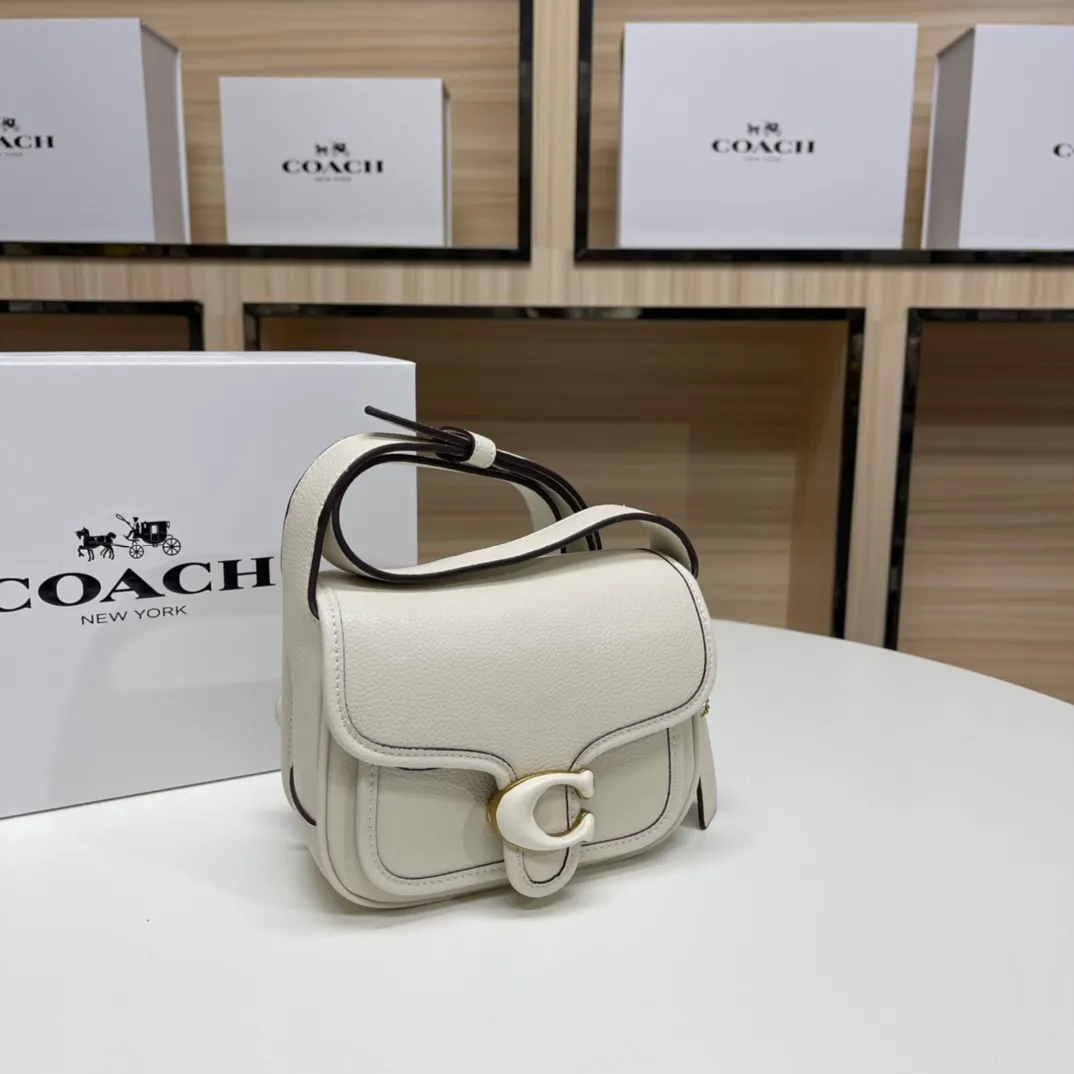 Top original order batch 460💰coach/Coach new model CJ846 CK019 CK020 Ck955 Tabby Messenger Retro and cute, a bit like a saddle bag, made of cowhide, soft and plump. The body of the bag is full of youthful vitality. It is compact, but has a lot of space. There is also a small button bag in the front that can be used as a small item. It is a bag that combines beauty and practicality. White, refreshing and clean Size: 19*14*7
