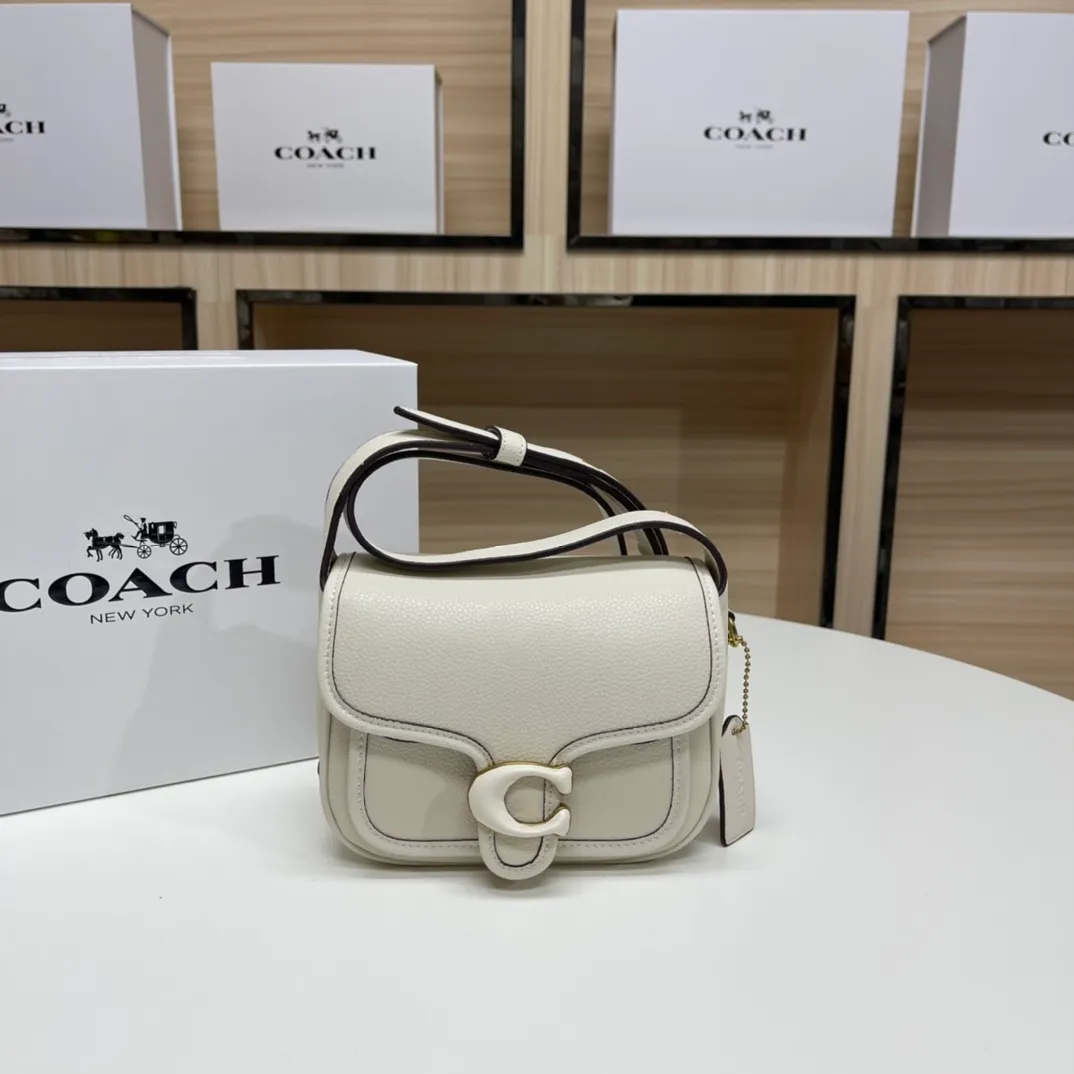 Top original order batch 460💰coach/Coach new model CJ846 CK019 CK020 Ck955 Tabby Messenger Retro and cute, a bit like a saddle bag, made of cowhide, soft and plump. The body of the bag is full of youthful vitality. It is compact, but has a lot of space. There is also a small button bag in the front that can be used as a small item. It is a bag that combines beauty and practicality. White, refreshing and clean Size: 19*14*7