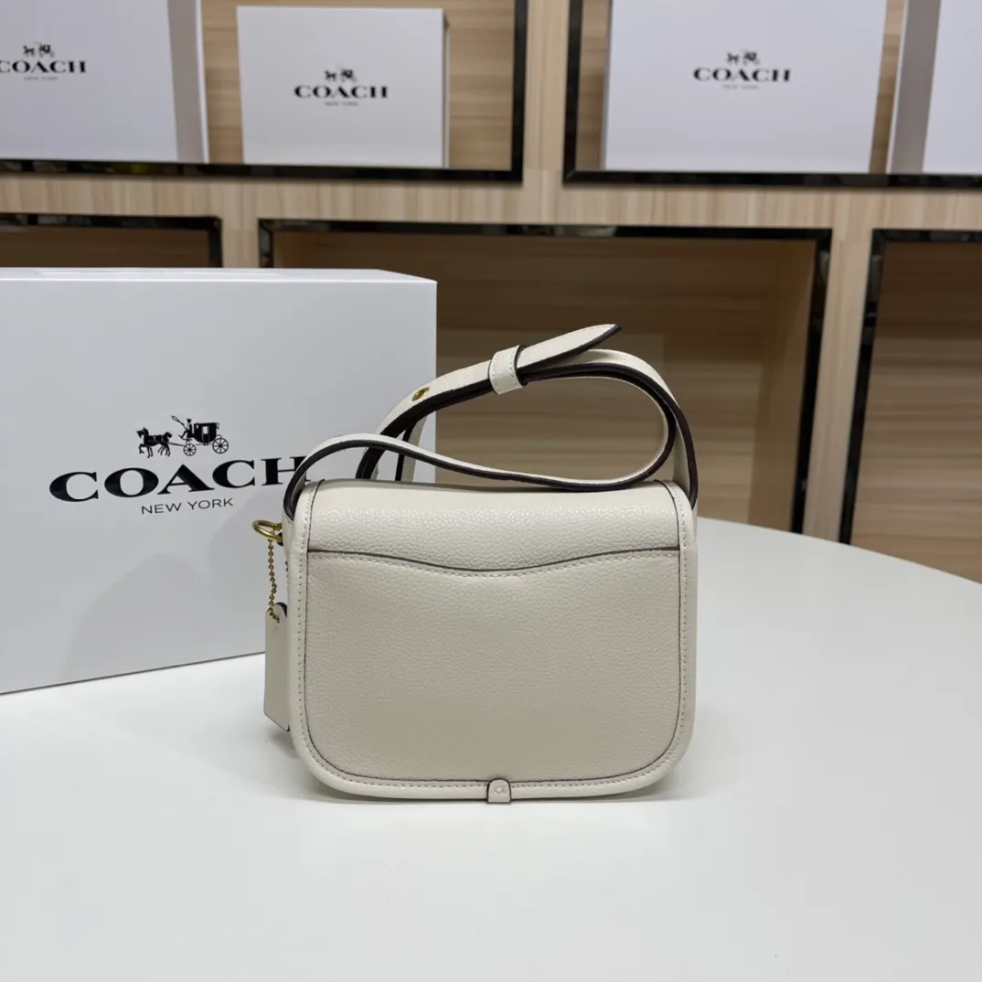 Top original order batch 460💰coach/Coach new model CJ846 CK019 CK020 Ck955 Tabby Messenger Retro and cute, a bit like a saddle bag, made of cowhide, soft and plump. The body of the bag is full of youthful vitality. It is compact, but has a lot of space. There is also a small button bag in the front that can be used as a small item. It is a bag that combines beauty and practicality. White, refreshing and clean Size: 19*14*7