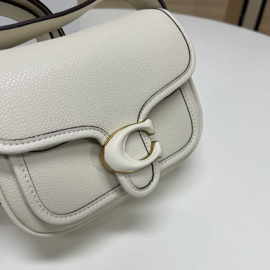 Top original order batch 460💰coach/Coach new model CJ846 CK019 CK020 Ck955 Tabby Messenger Retro and cute, a bit like a saddle bag, made of cowhide, soft and plump. The body of the bag is full of youthful vitality. It is compact, but has a lot of space. There is also a small button bag in the front that can be used as a small item. It is a bag that combines beauty and practicality. White, refreshing and clean Size: 19*14*7
