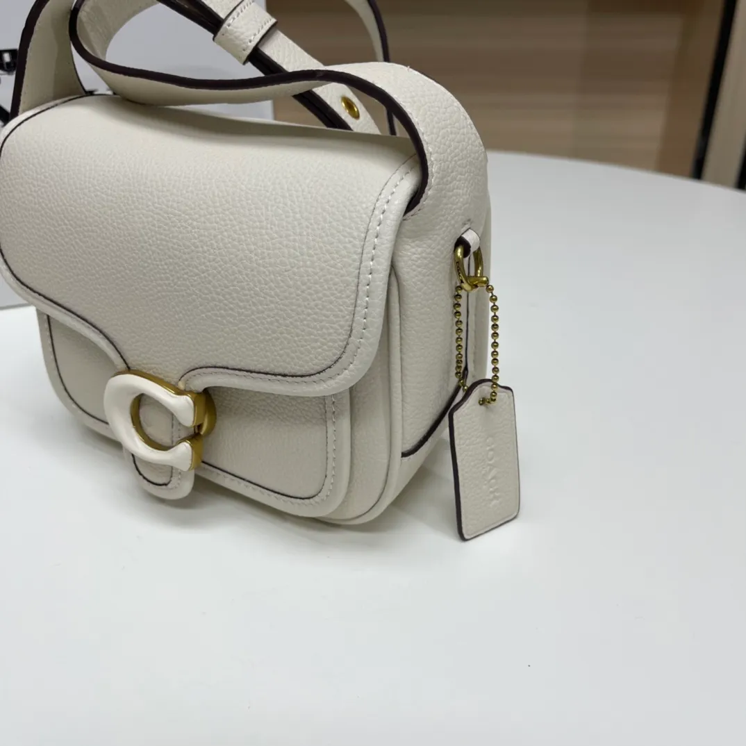 Top original order batch 460💰coach/Coach new model CJ846 CK019 CK020 Ck955 Tabby Messenger Retro and cute, a bit like a saddle bag, made of cowhide, soft and plump. The body of the bag is full of youthful vitality. It is compact, but has a lot of space. There is also a small button bag in the front that can be used as a small item. It is a bag that combines beauty and practicality. White, refreshing and clean Size: 19*14*7