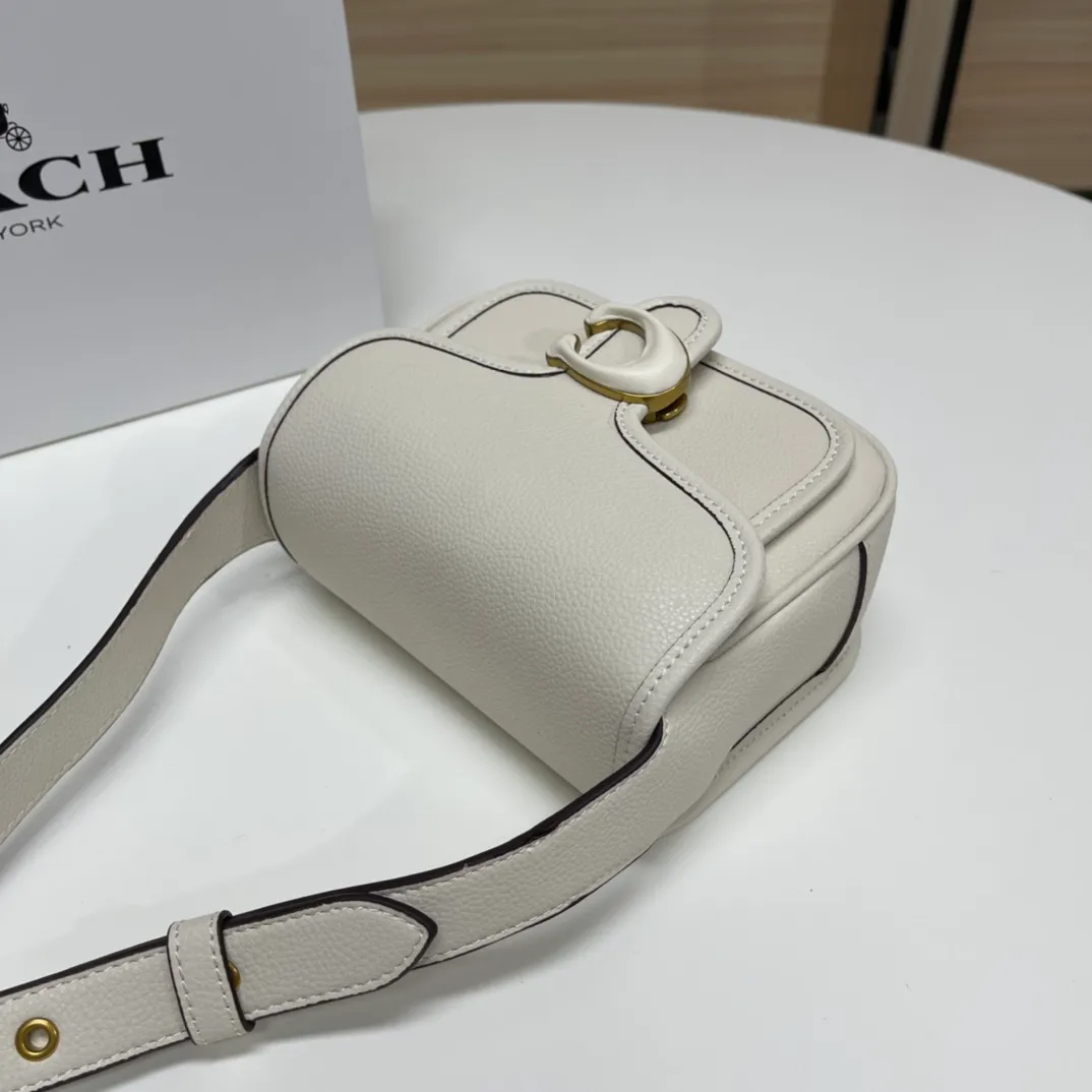 Top original order batch 460💰coach/Coach new model CJ846 CK019 CK020 Ck955 Tabby Messenger Retro and cute, a bit like a saddle bag, made of cowhide, soft and plump. The body of the bag is full of youthful vitality. It is compact, but has a lot of space. There is also a small button bag in the front that can be used as a small item. It is a bag that combines beauty and practicality. White, refreshing and clean Size: 19*14*7