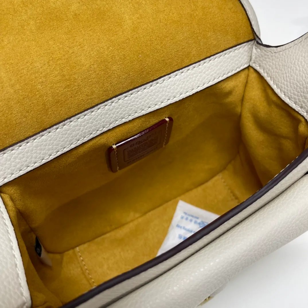 Top original order batch 460💰coach/Coach new model CJ846 CK019 CK020 Ck955 Tabby Messenger Retro and cute, a bit like a saddle bag, made of cowhide, soft and plump. The body of the bag is full of youthful vitality. It is compact, but has a lot of space. There is also a small button bag in the front that can be used as a small item. It is a bag that combines beauty and practicality. White, refreshing and clean Size: 19*14*7